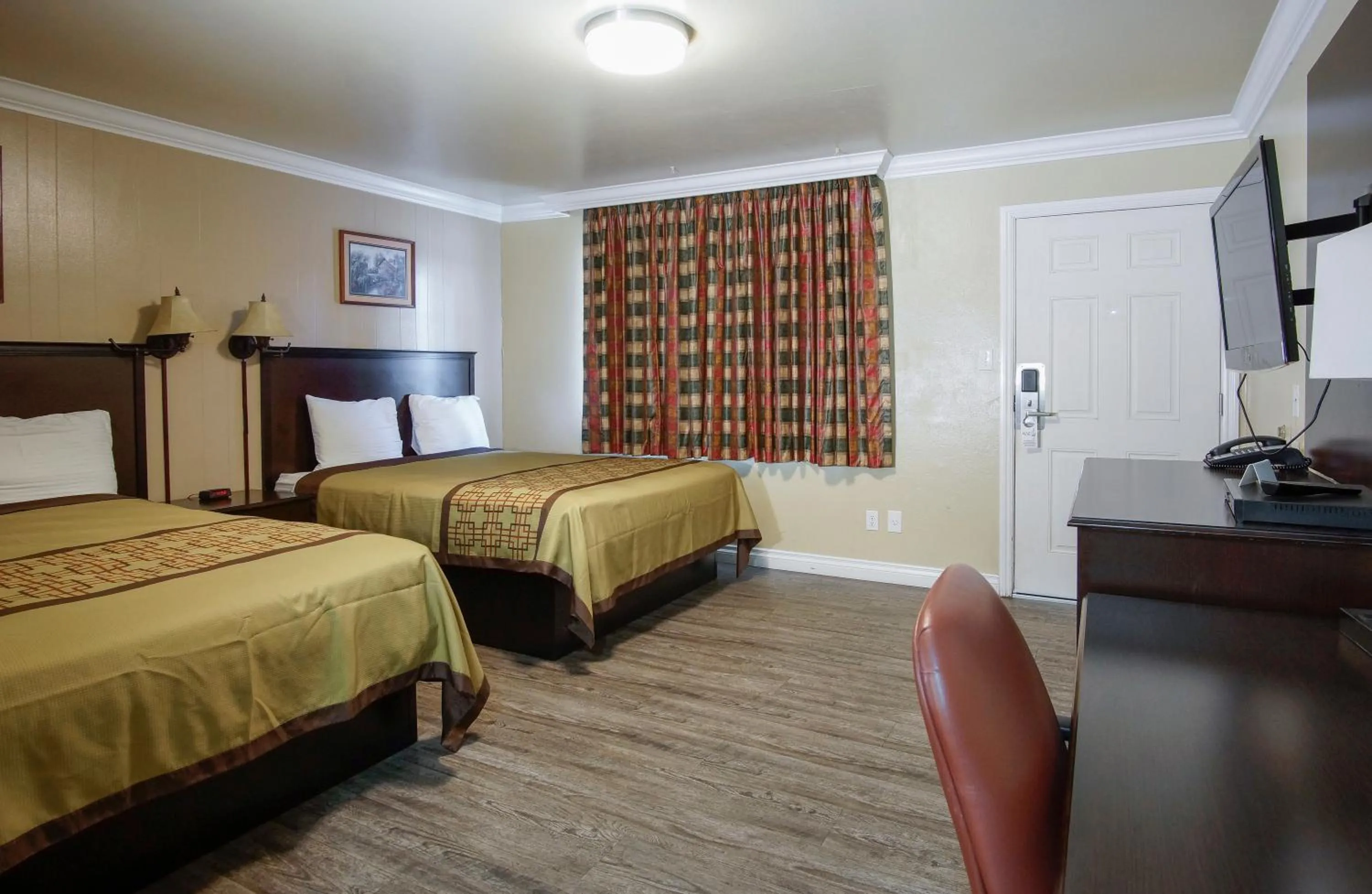 Photo of the whole room, Bed in Charm Motel & Suites