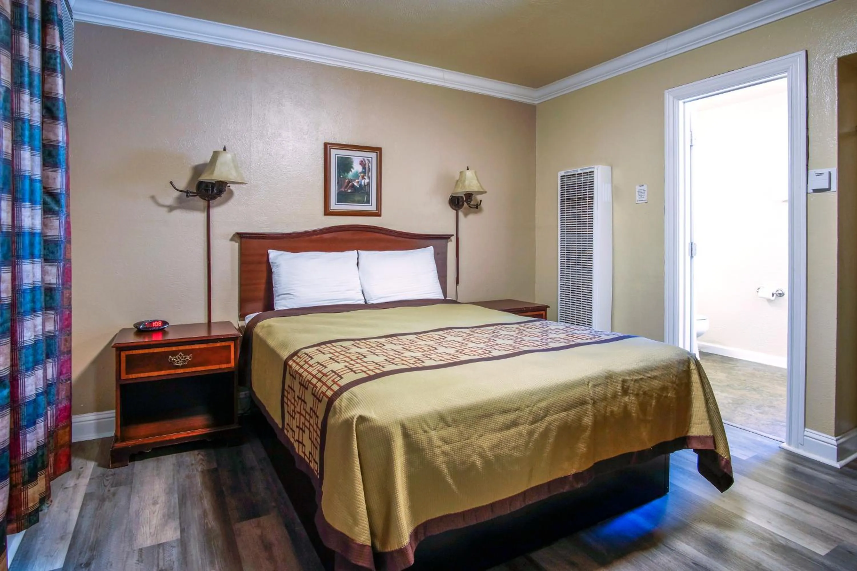 Bedroom, Bed in Charm Motel & Suites