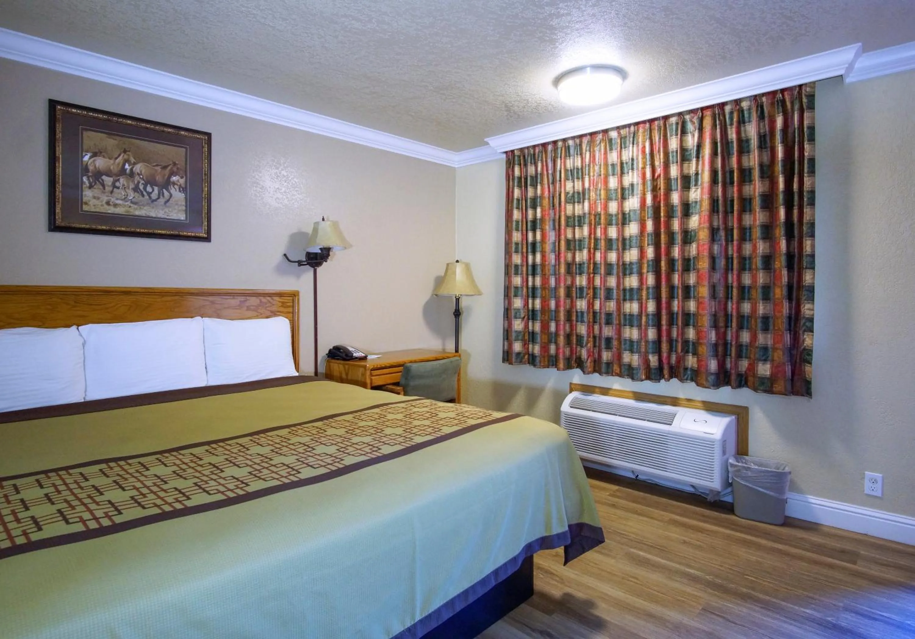 Bed in Charm Motel & Suites