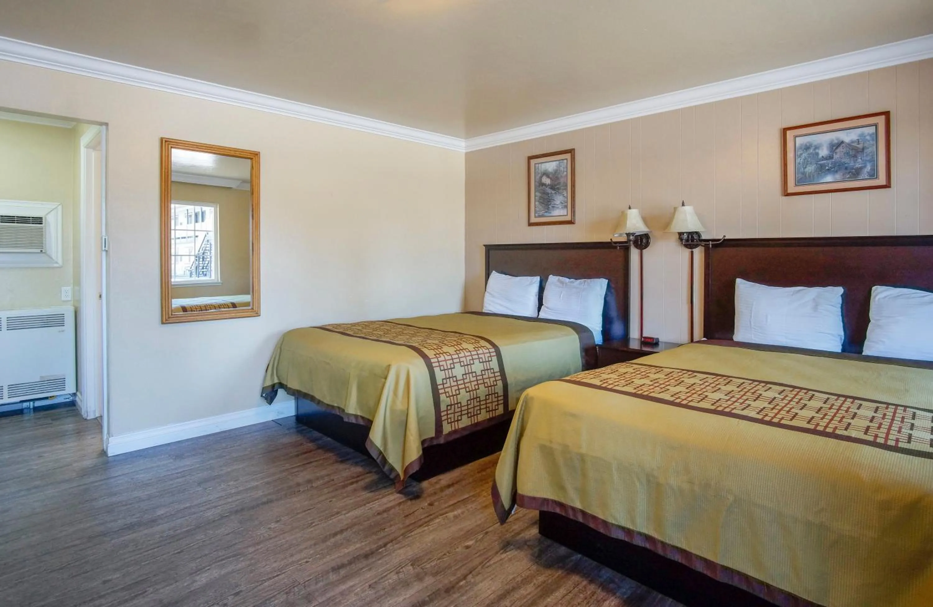 Bedroom, Bed in Charm Motel & Suites