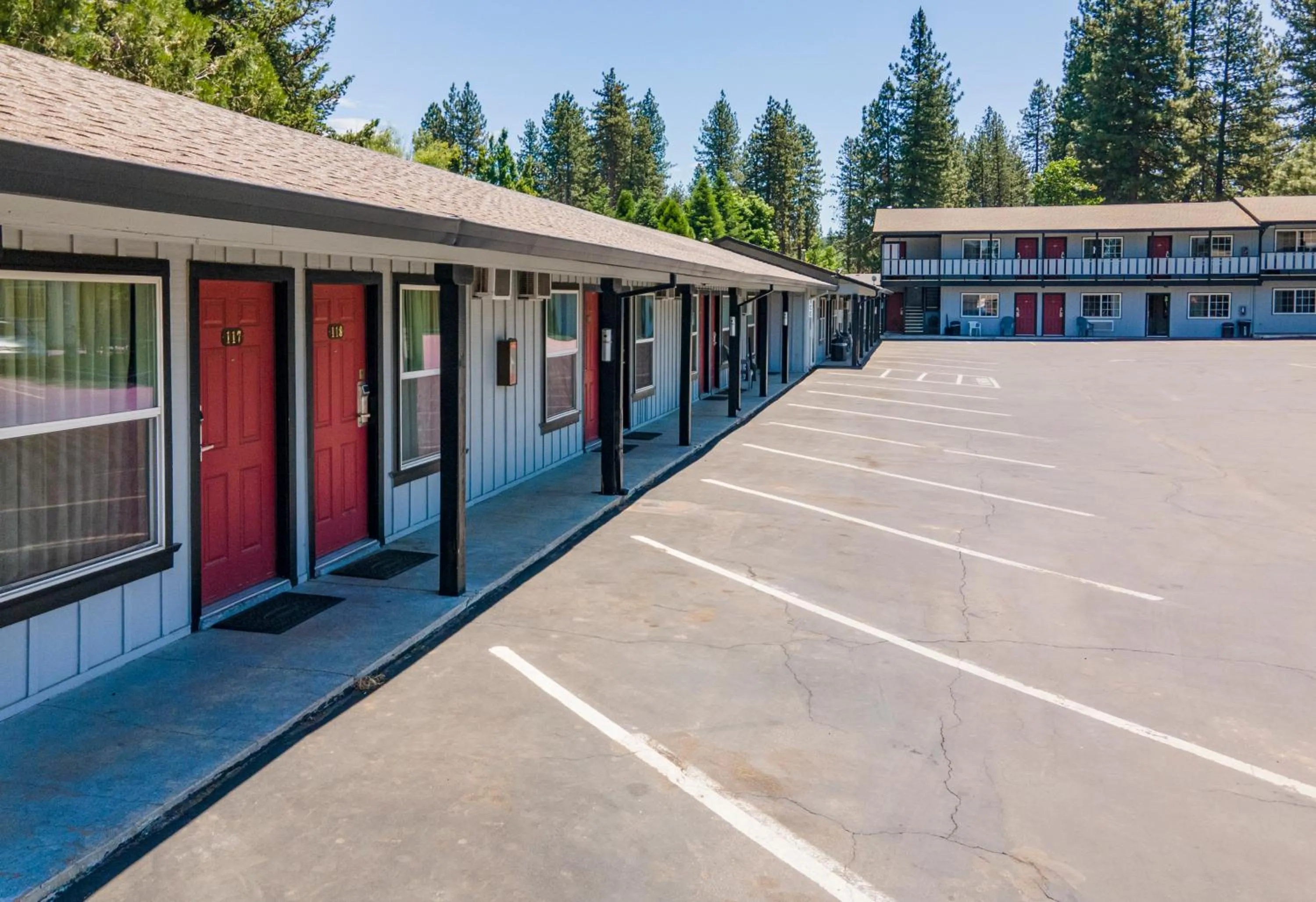 Parking in Charm Motel & Suites