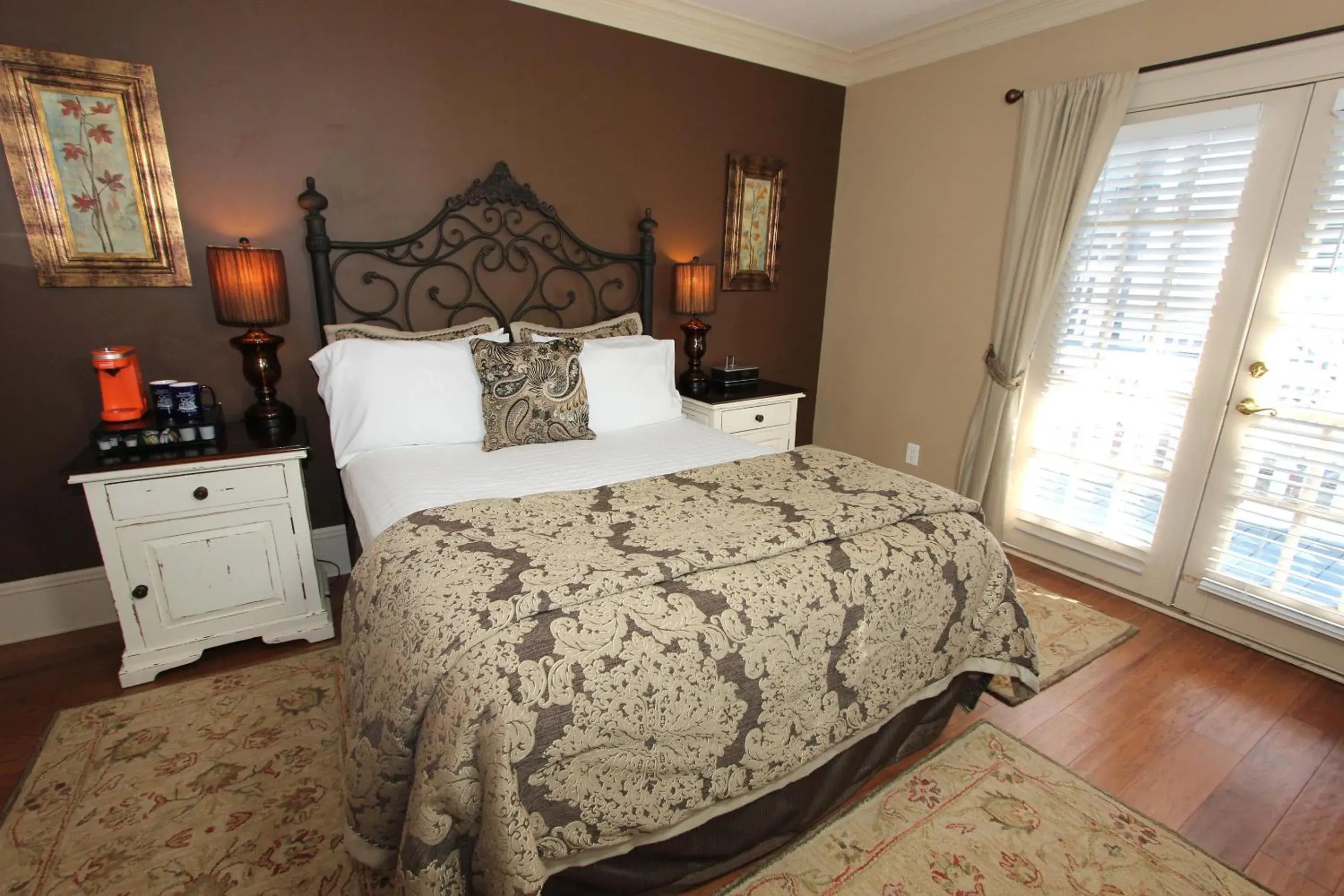 Queen Room with Courtyard View - Emma in Bayfront Westcott House Bed & Breakfast Queen Room with Courtyard View - Emma in Bayfront Westcott House Bed & Breakfast