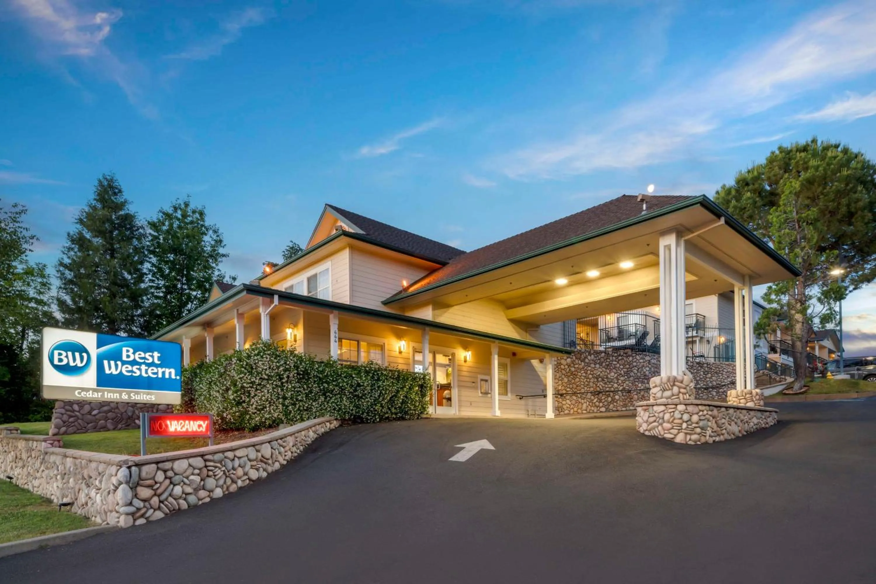 Property building in Best Western Cedar Inn & Suites
