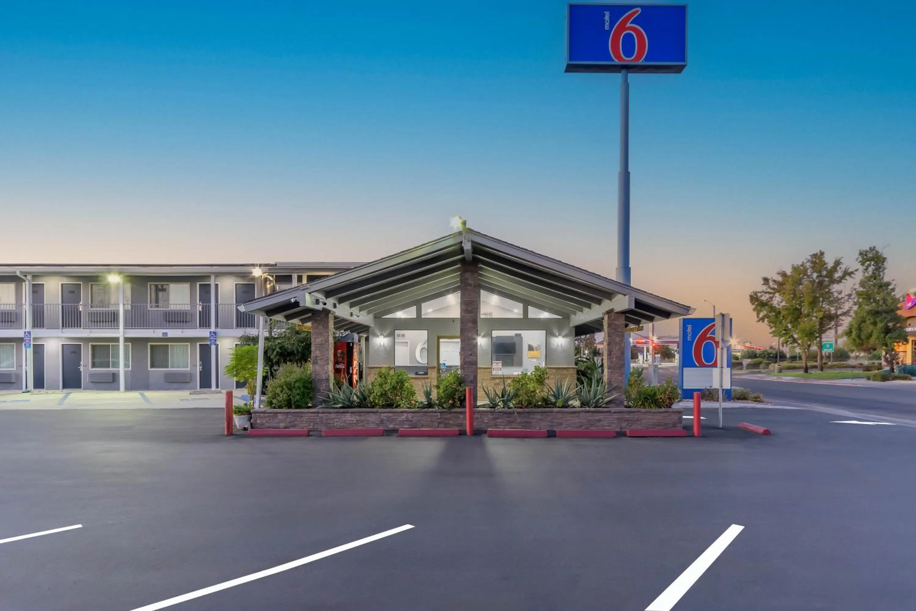 Property building in Motel 6-Willows, CA