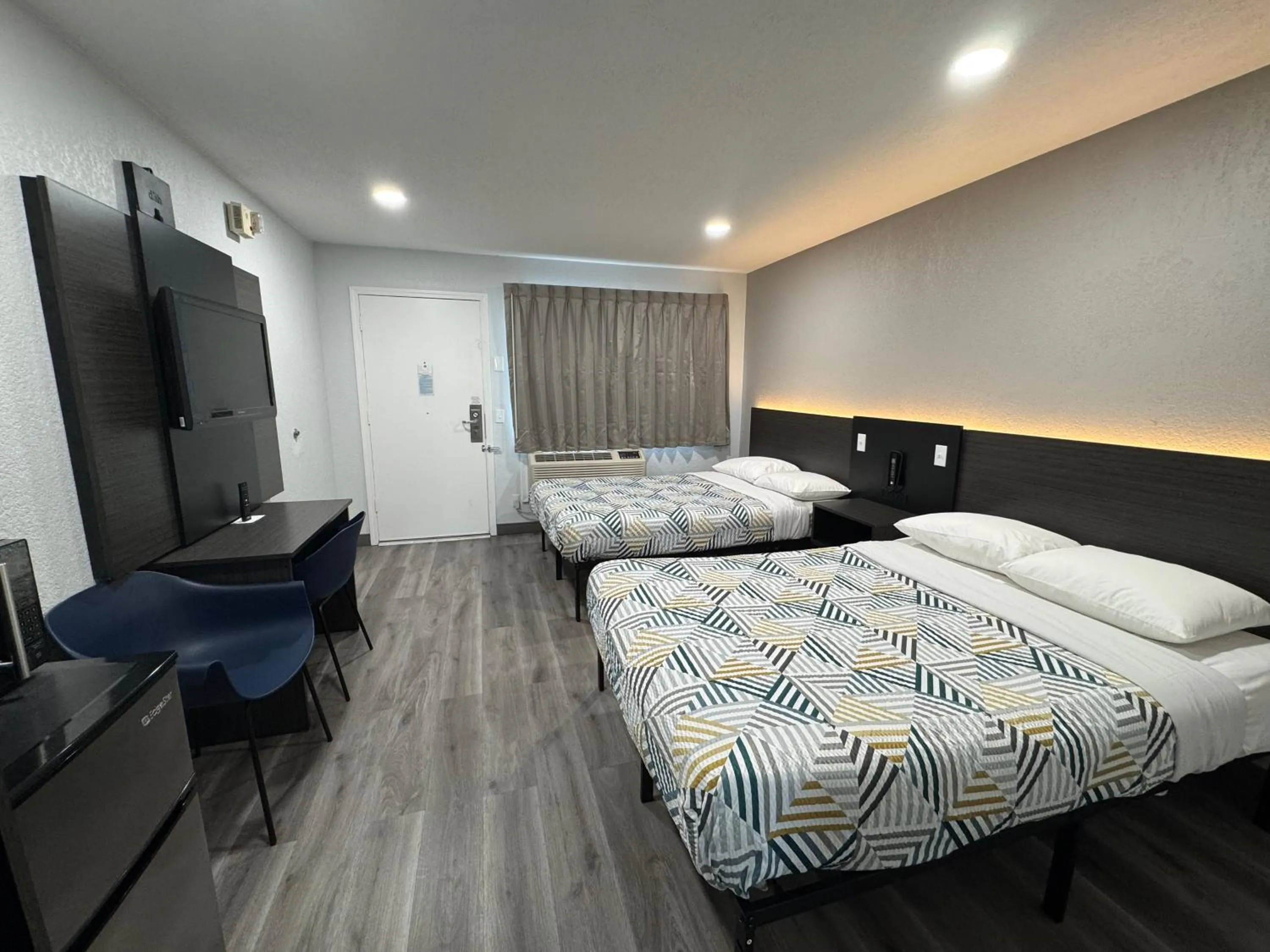 Bedroom, Bed in Motel 6-Willows, CA