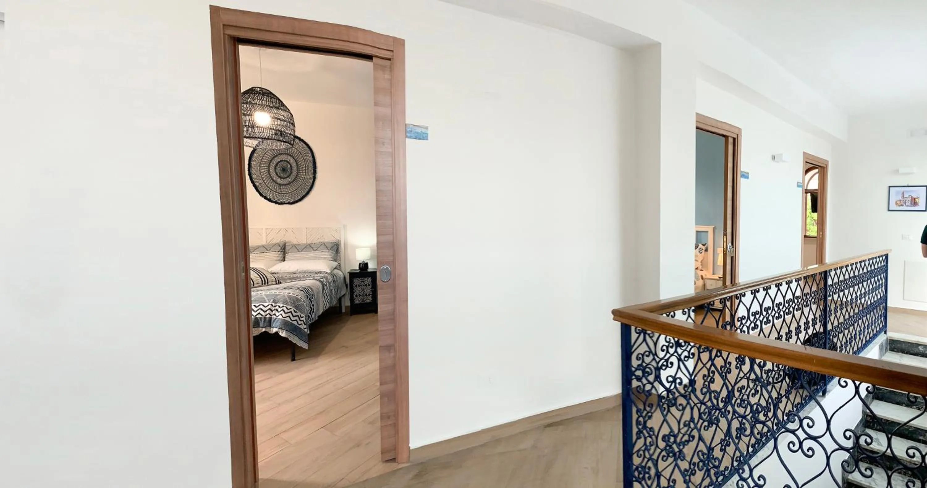 Decorative detail in Gli archi sul mare