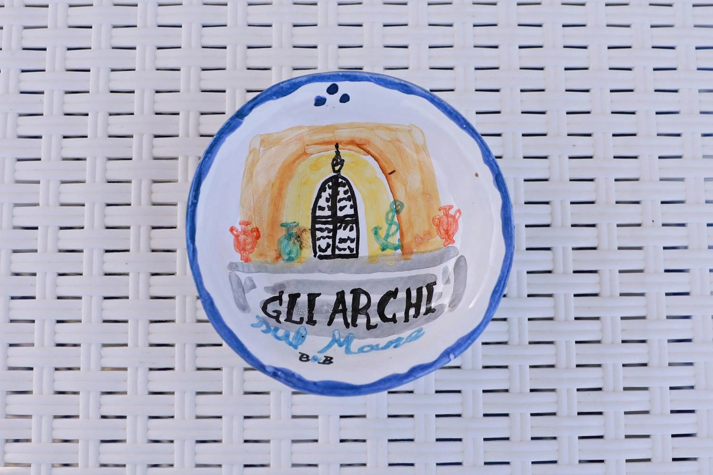 Decorative detail in Gli archi sul mare