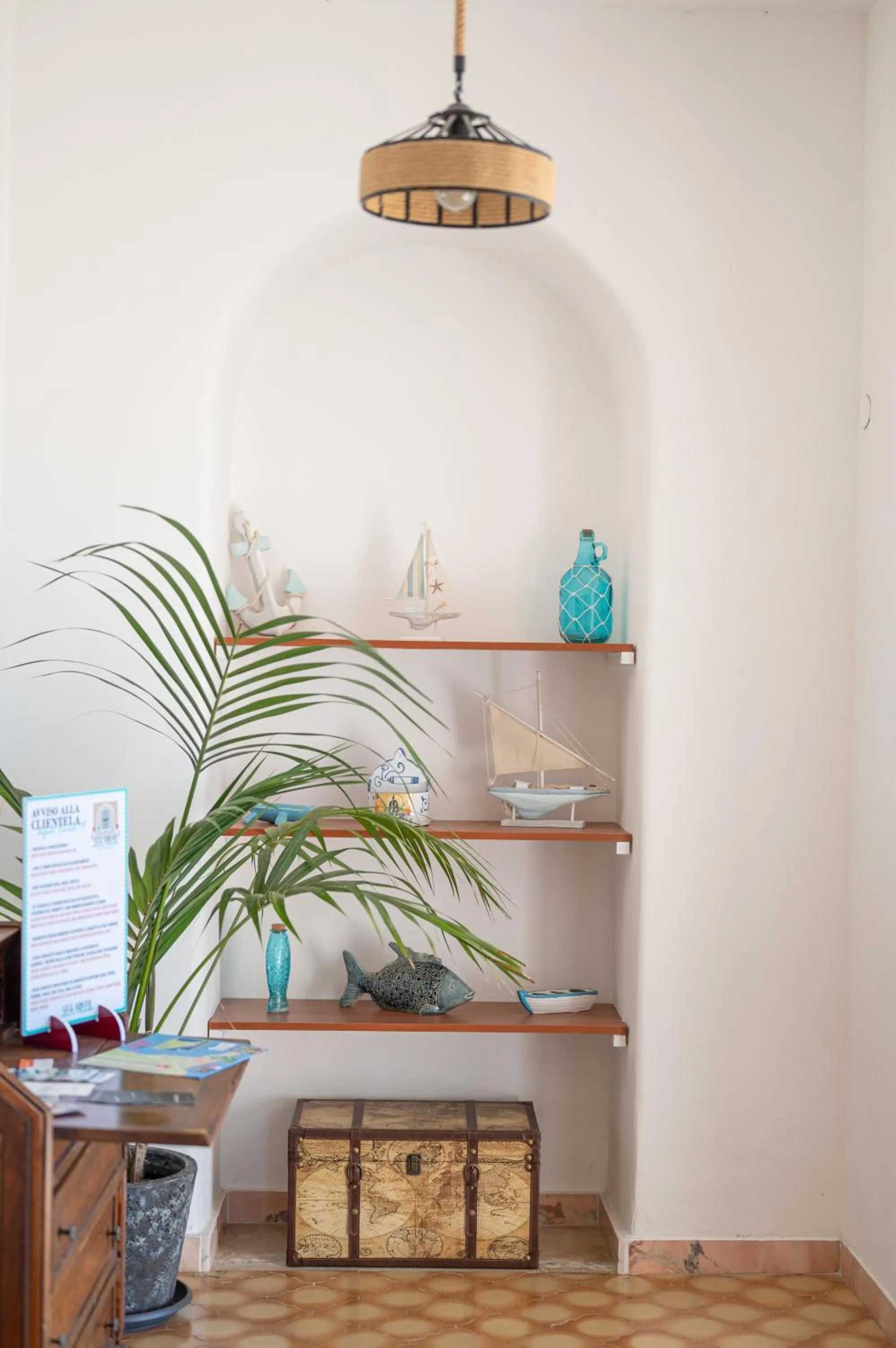 Decorative detail in Gli archi sul mare