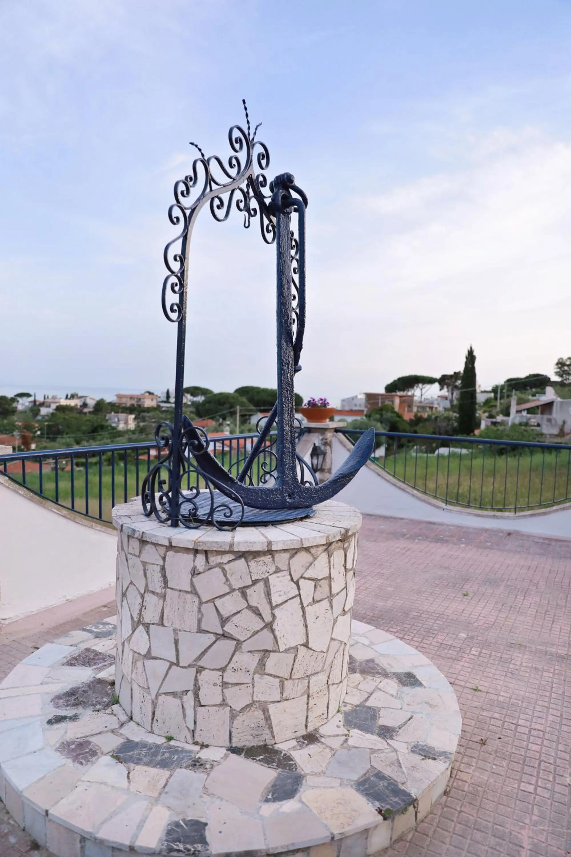 Decorative detail in Gli archi sul mare