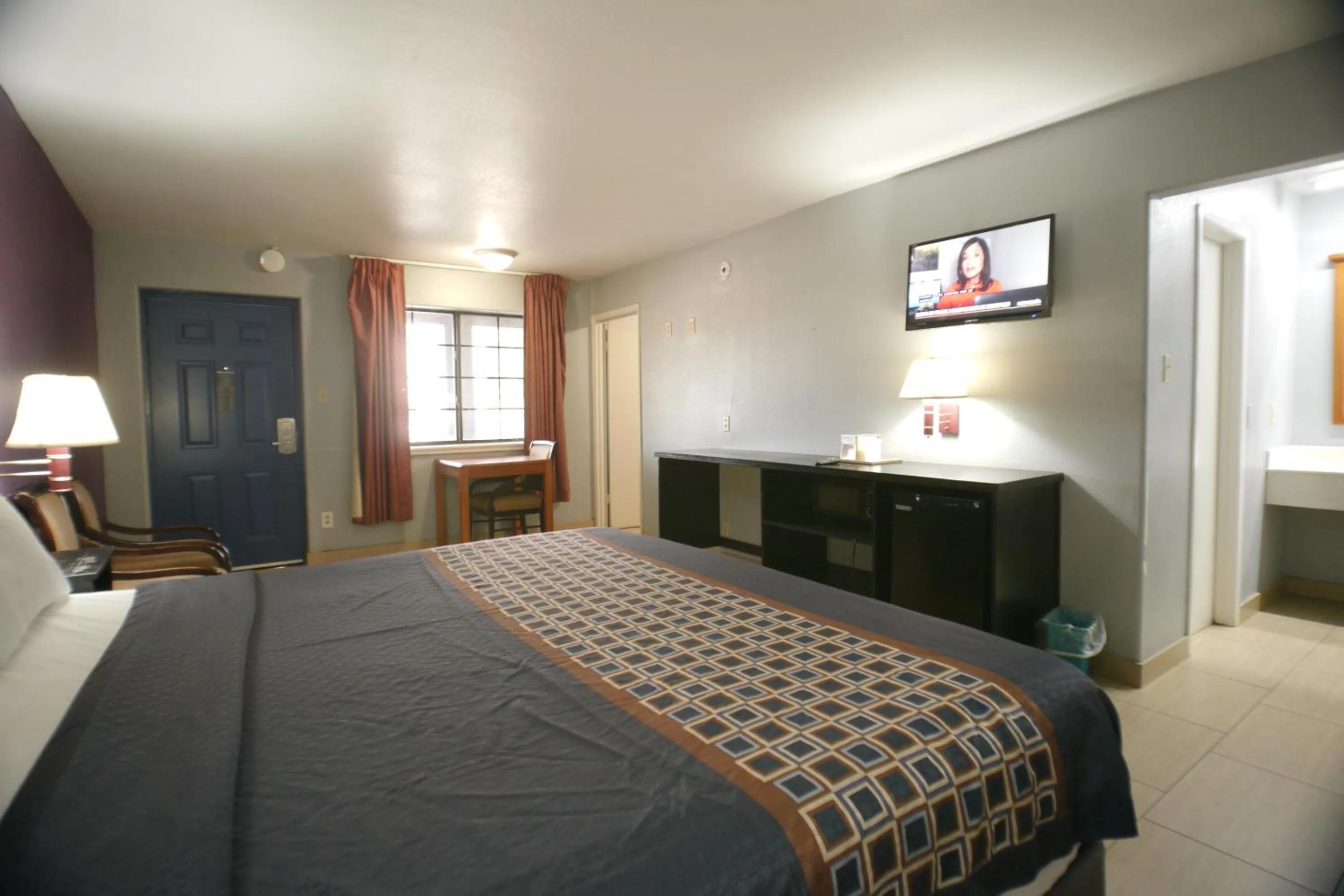 Bed in Texas Inn McAllen Airport