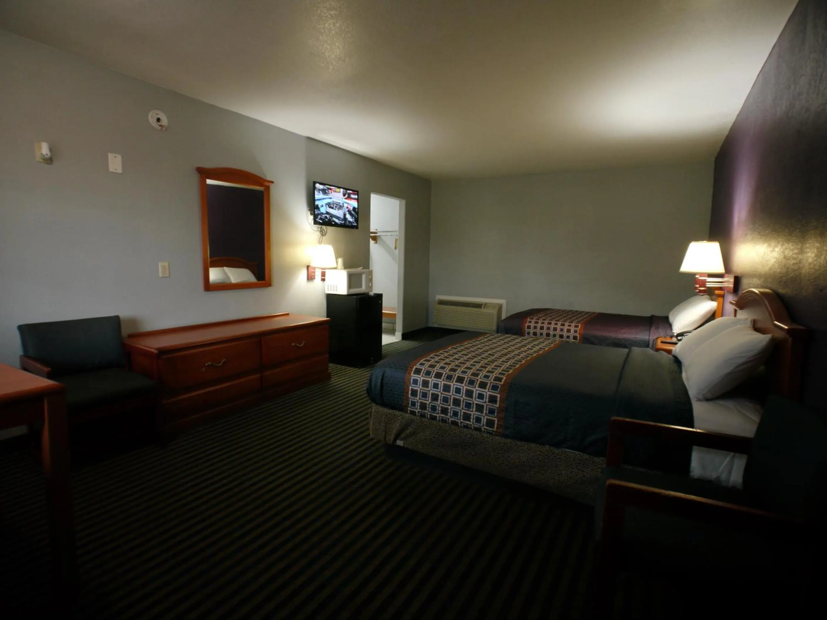 Bed in Texas Inn McAllen Airport