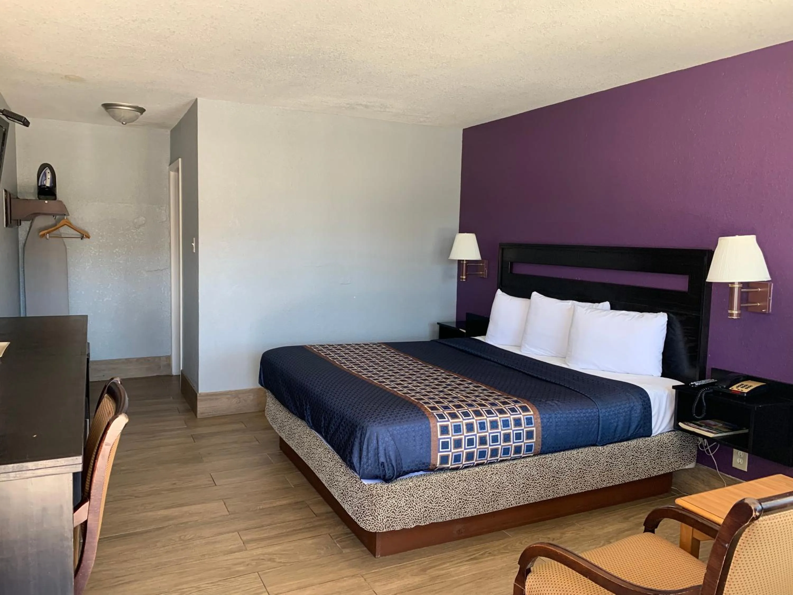 Bed in Texas Inn McAllen Airport