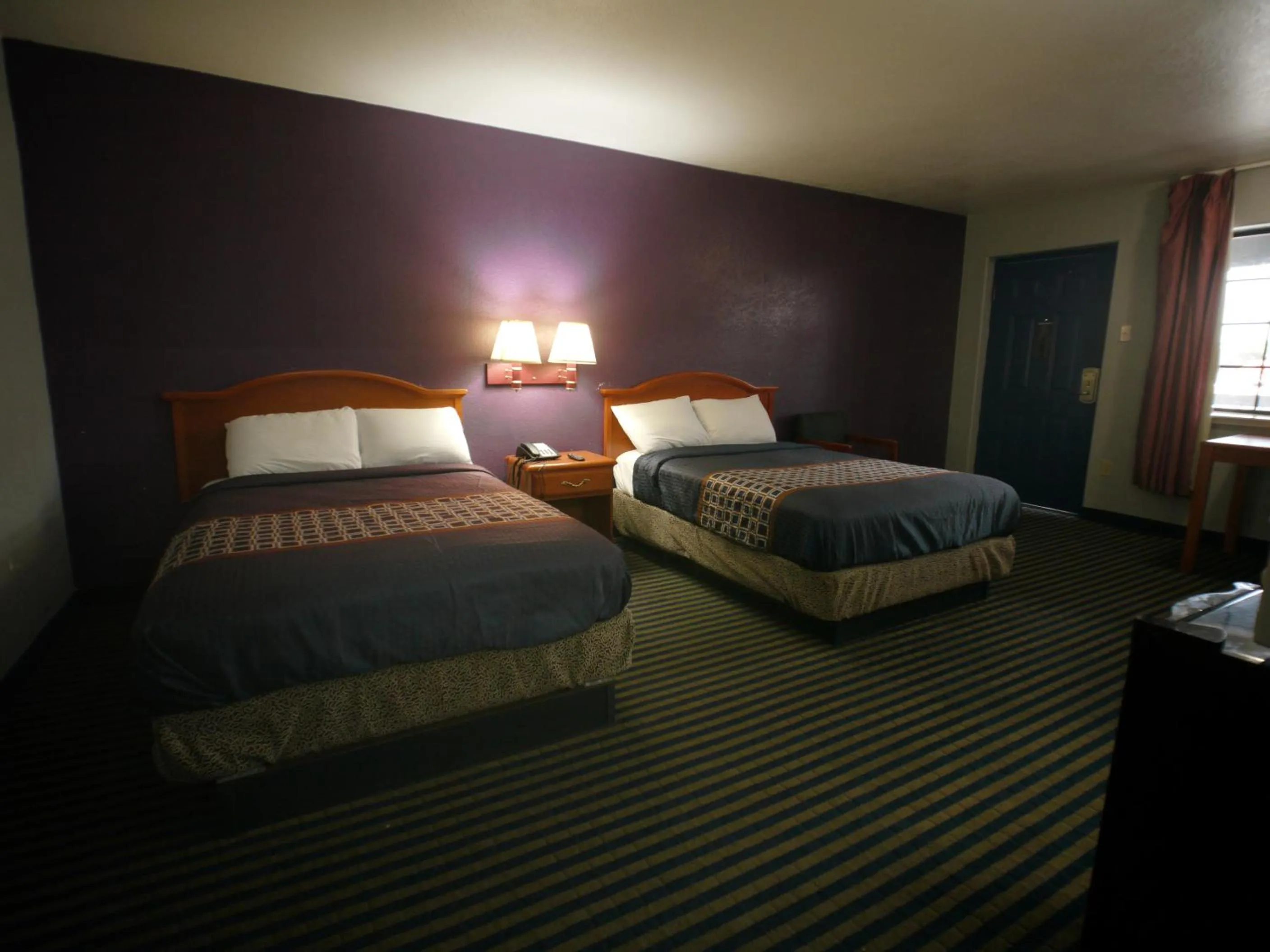 Bed in Texas Inn McAllen Airport