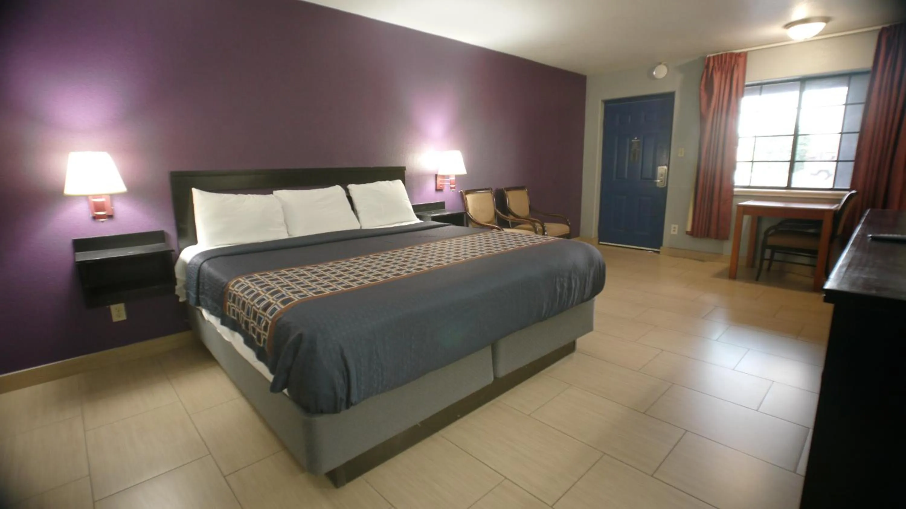 Bed in Texas Inn McAllen Airport