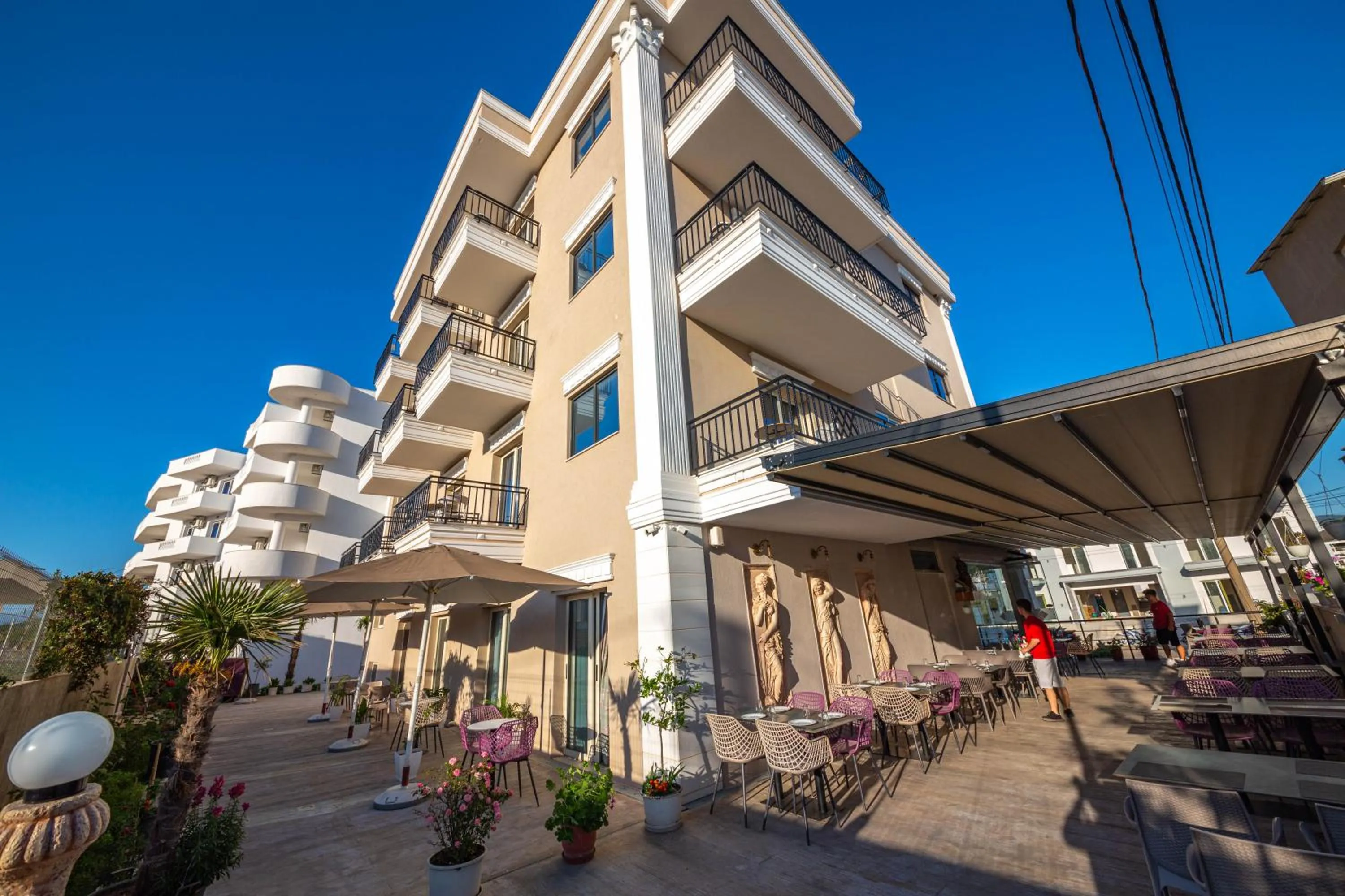 Restaurant/places to eat in CLASS Hotel