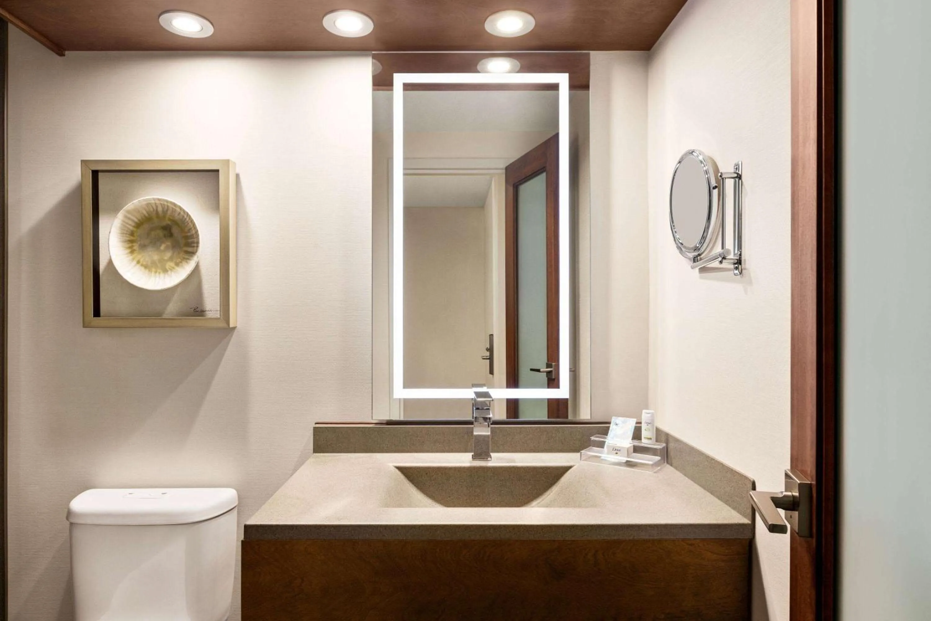 TV and multimedia in Atlantic Host Hotel, Trademark Collection by Wyndham