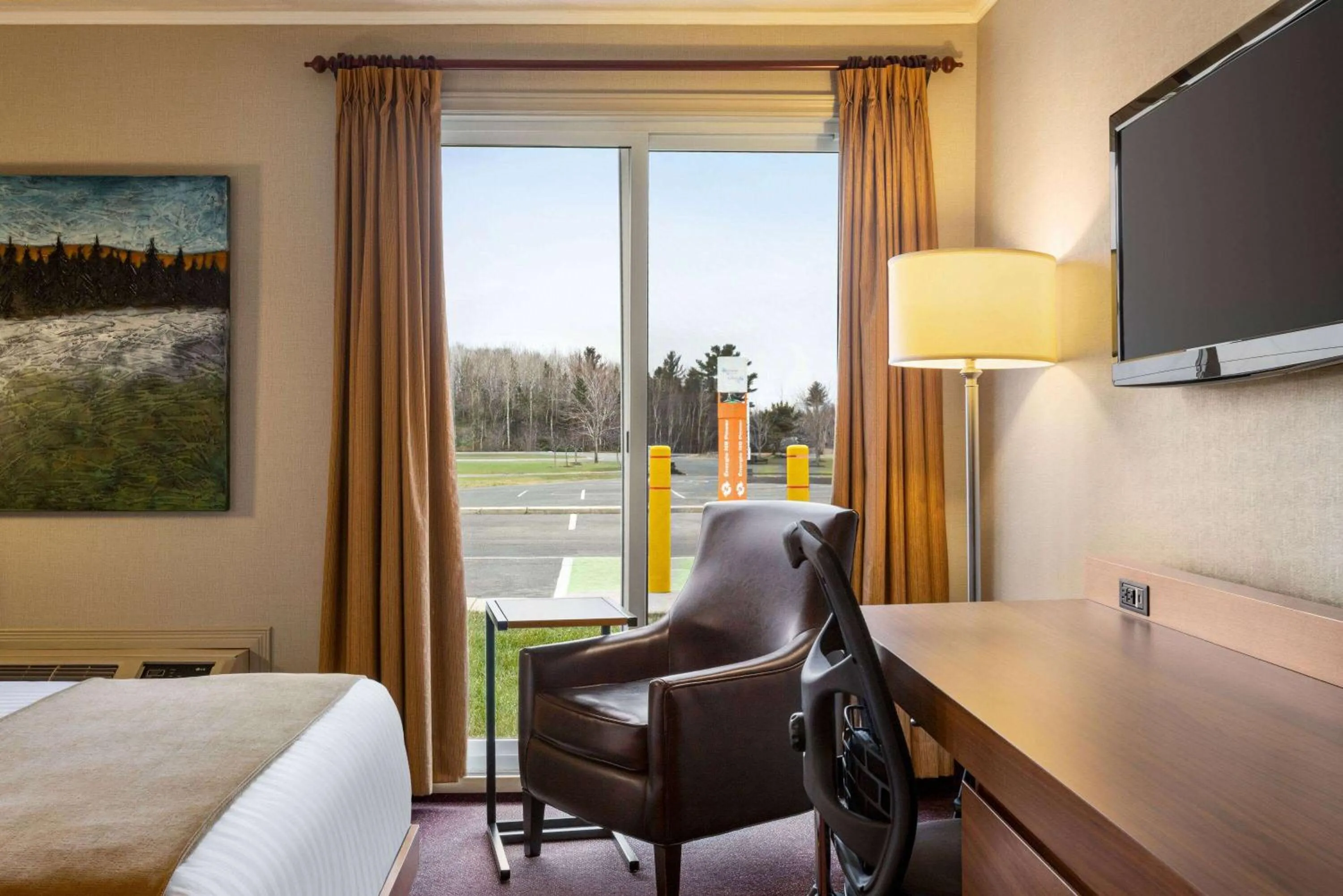 Photo of the whole room, Bed in Atlantic Host Hotel, Trademark Collection by Wyndham