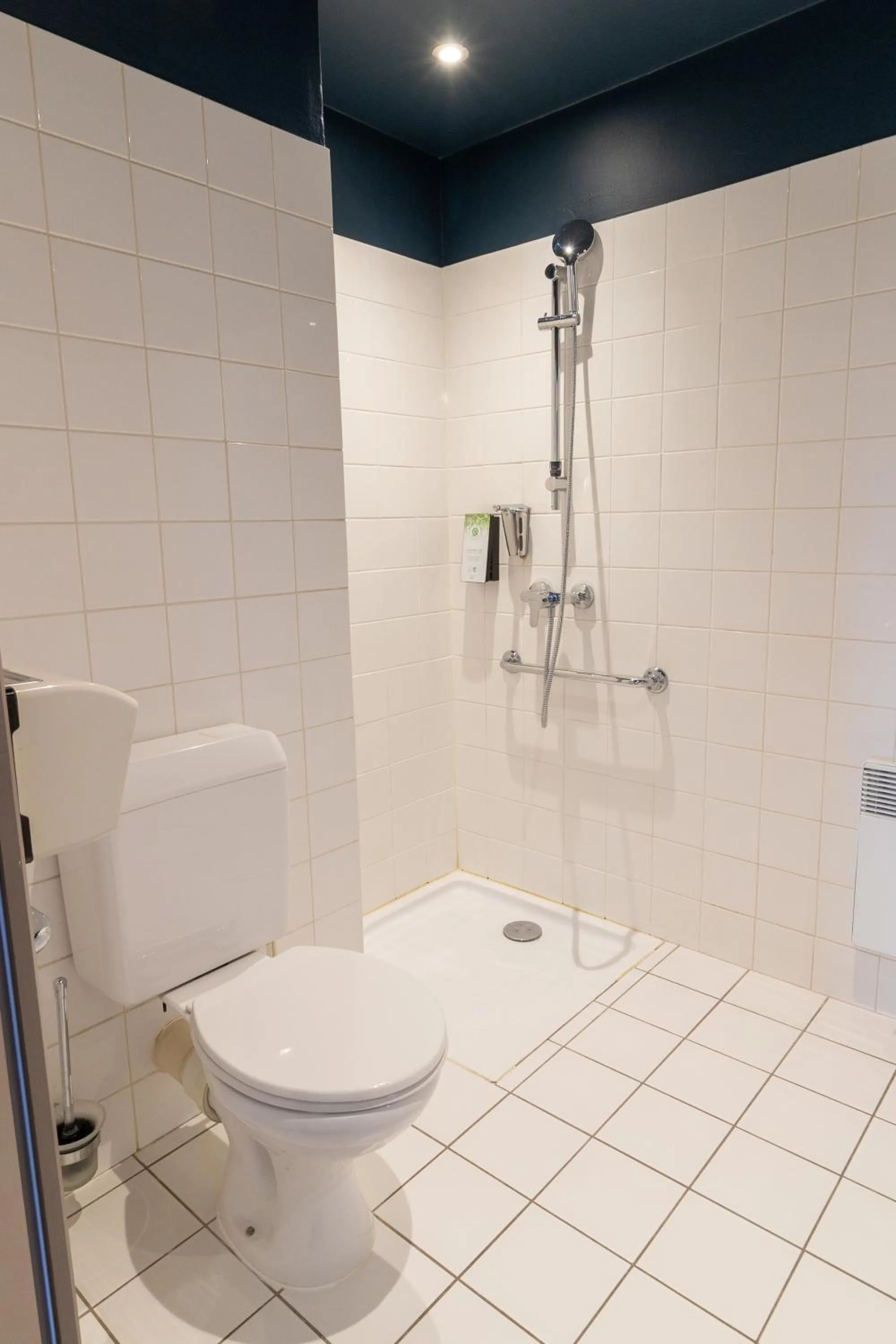 Shower in Kyriad Direct Auxerre - Appoigny