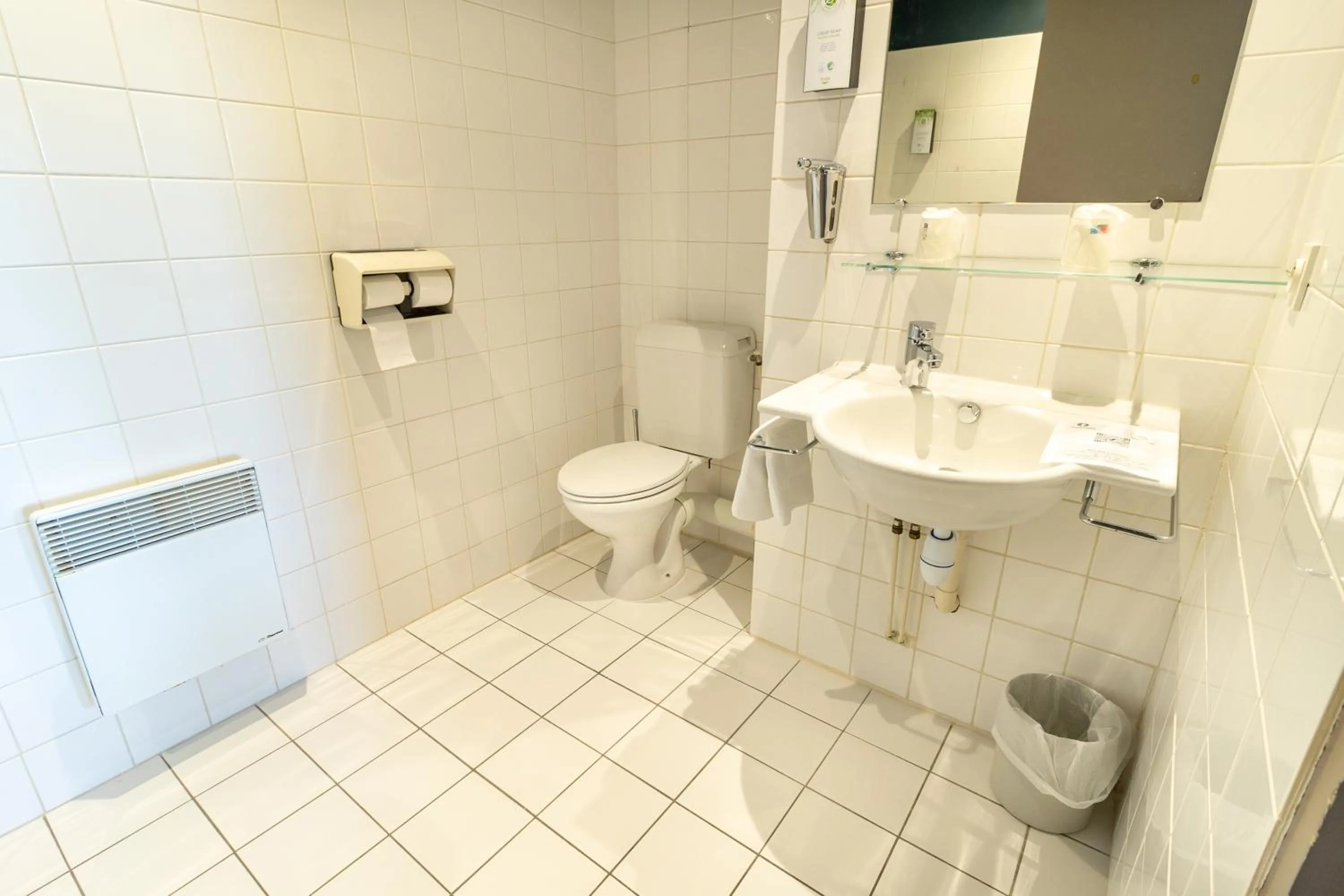 Toilet in Kyriad Direct Auxerre - Appoigny