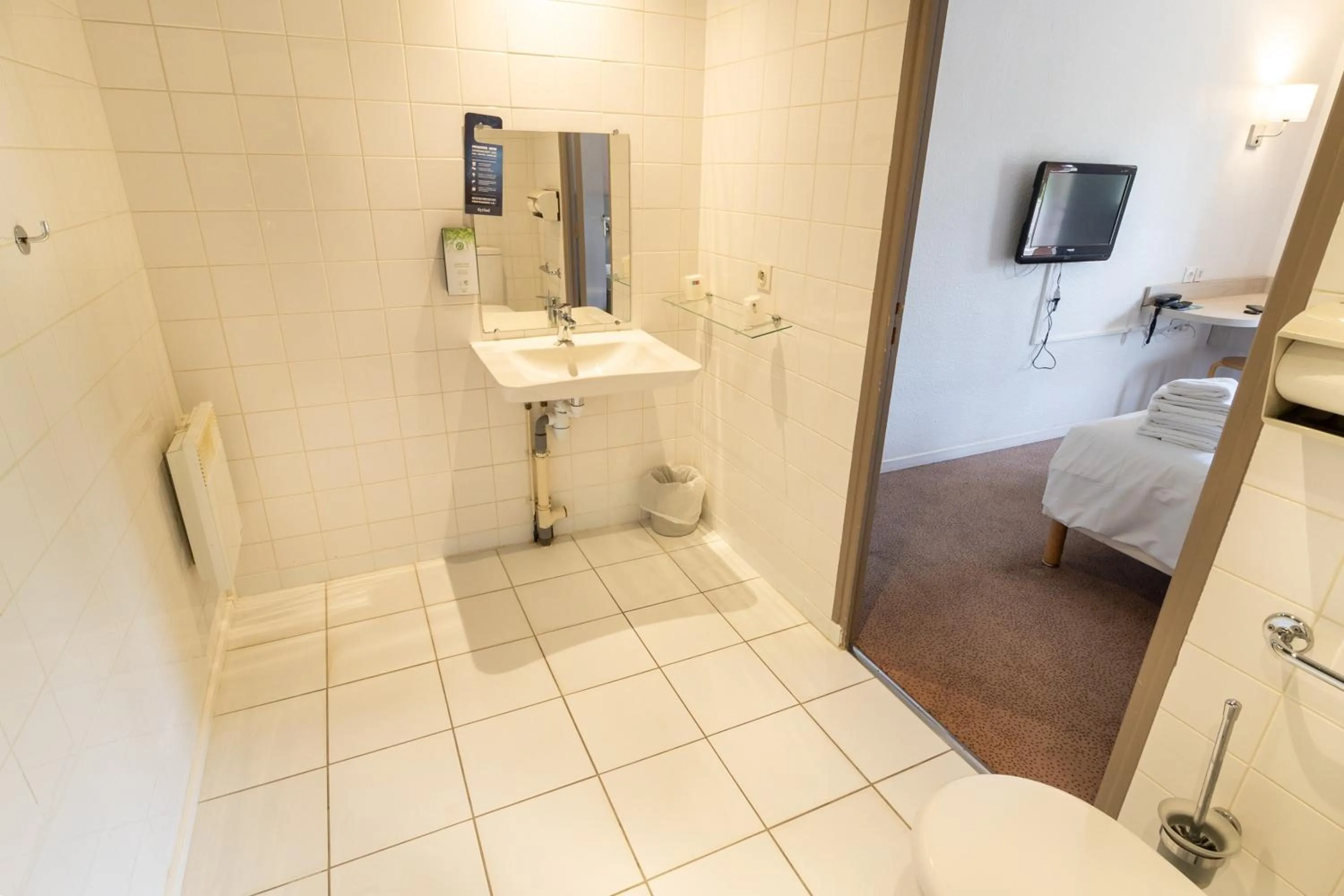 Bathroom in Kyriad Direct Auxerre - Appoigny