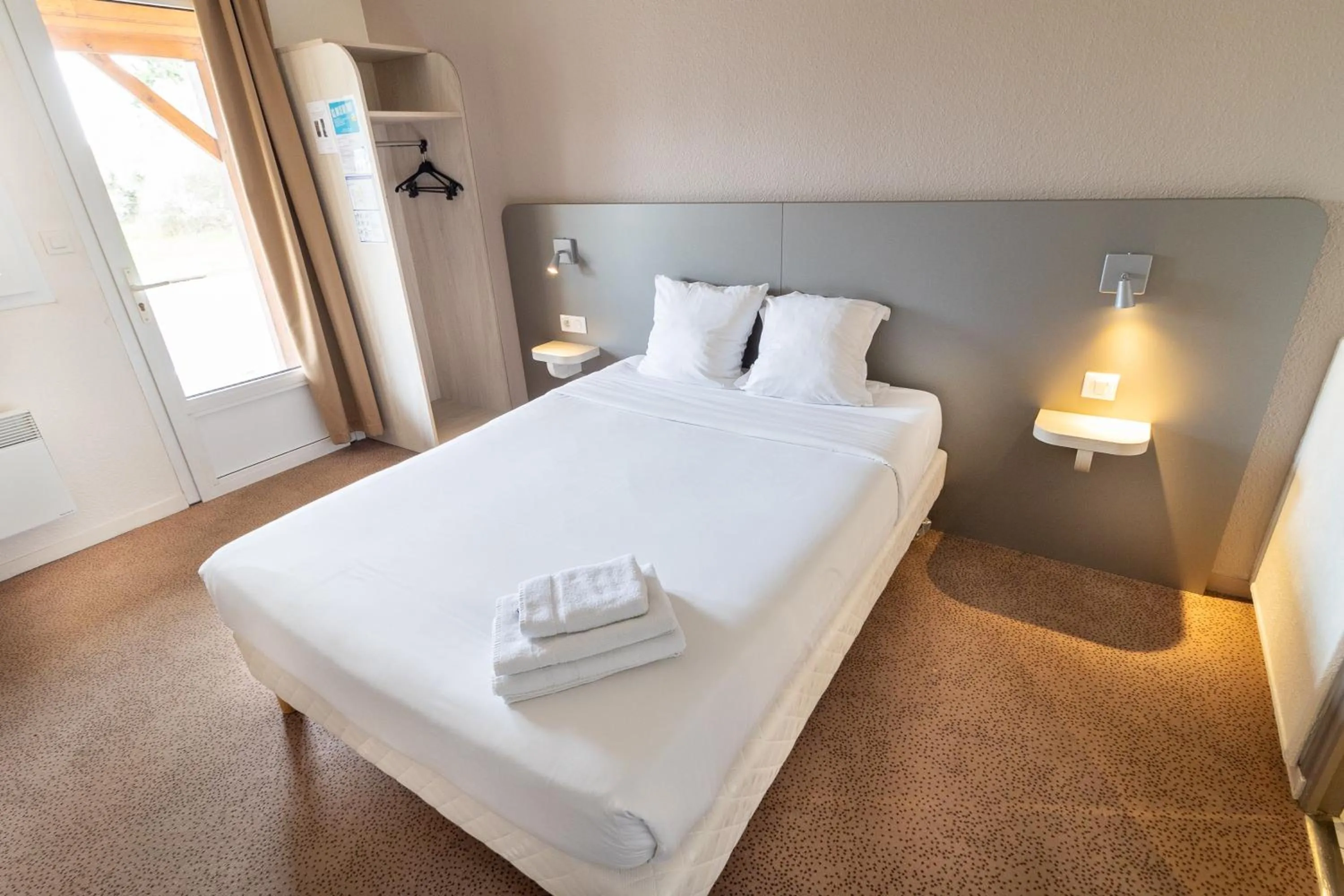 Bed in Kyriad Direct Auxerre - Appoigny