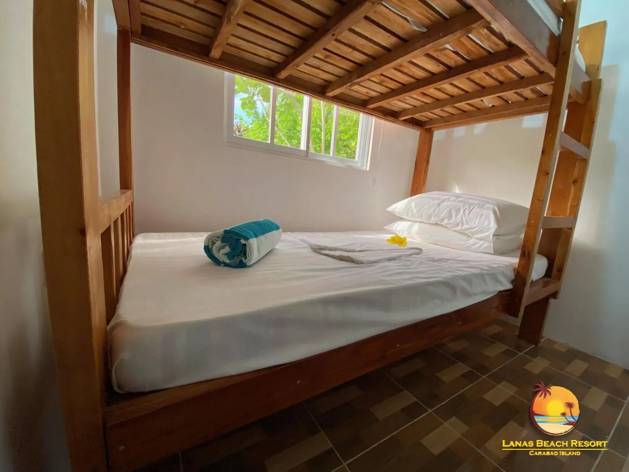 Bed in Lanas Beach Resort Carabao Island