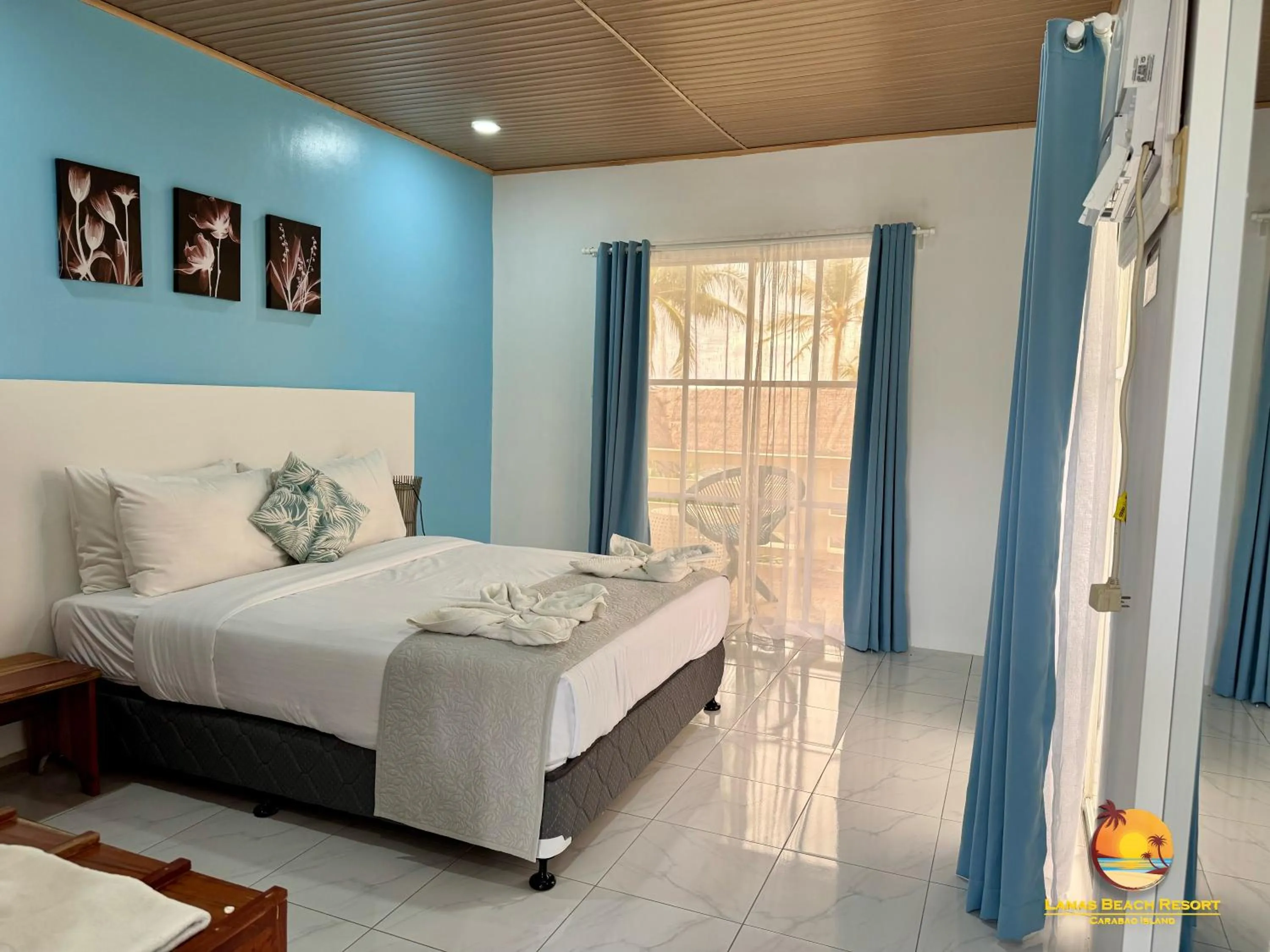 Bed in Lanas Beach Resort Carabao Island