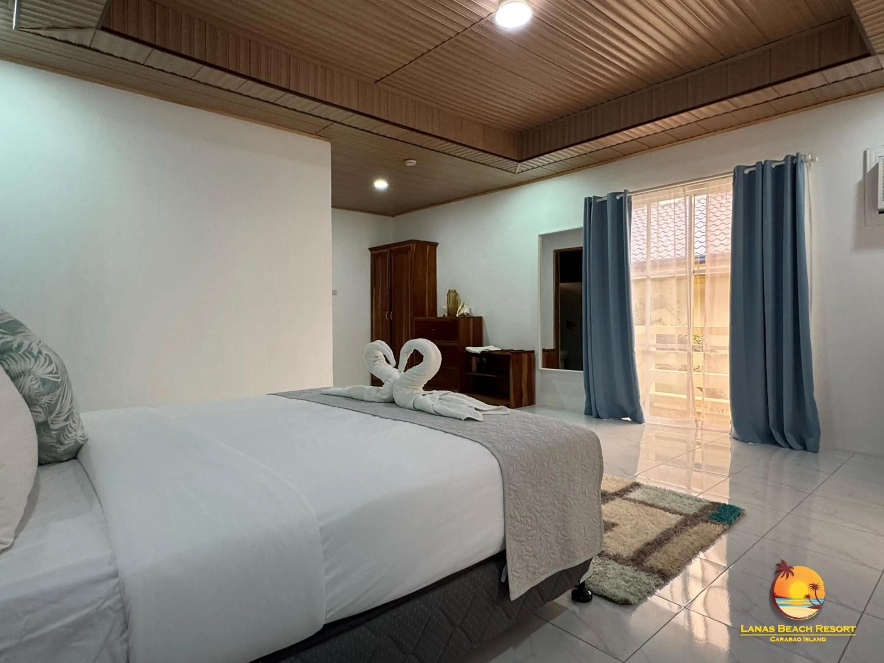 Bed in Lanas Beach Resort Carabao Island