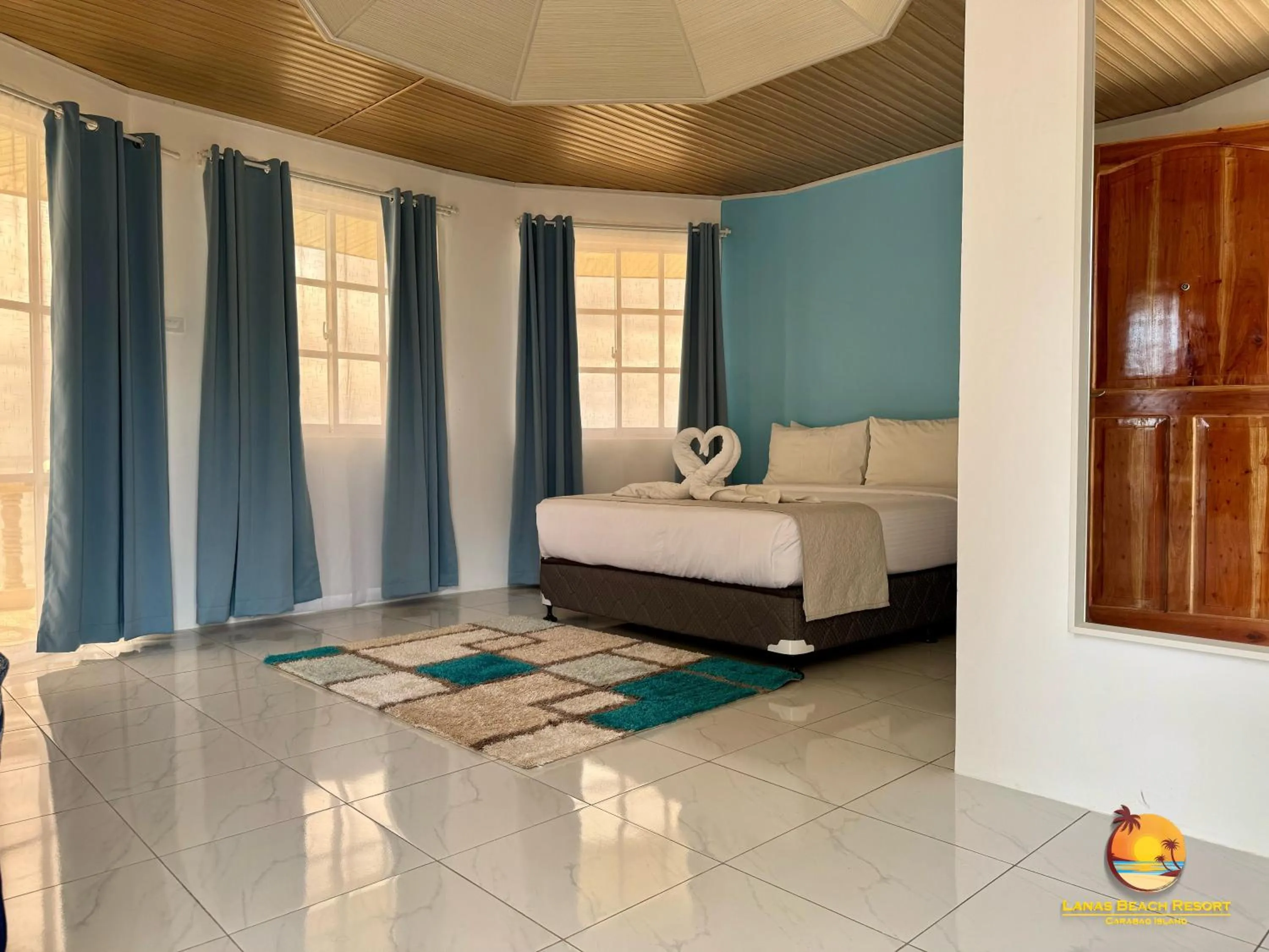 Bed in Lanas Beach Resort Carabao Island