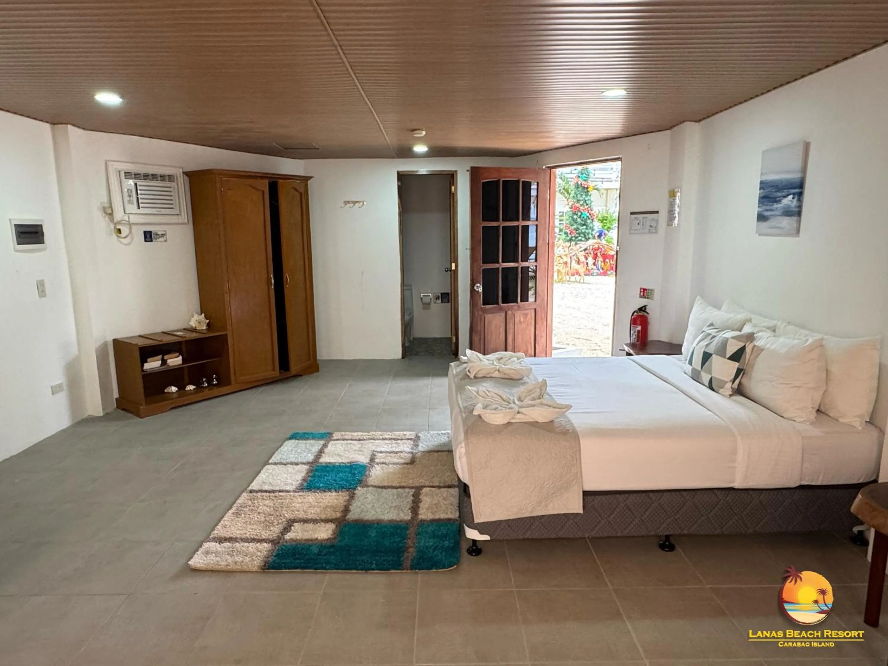 Bed in Lanas Beach Resort Carabao Island