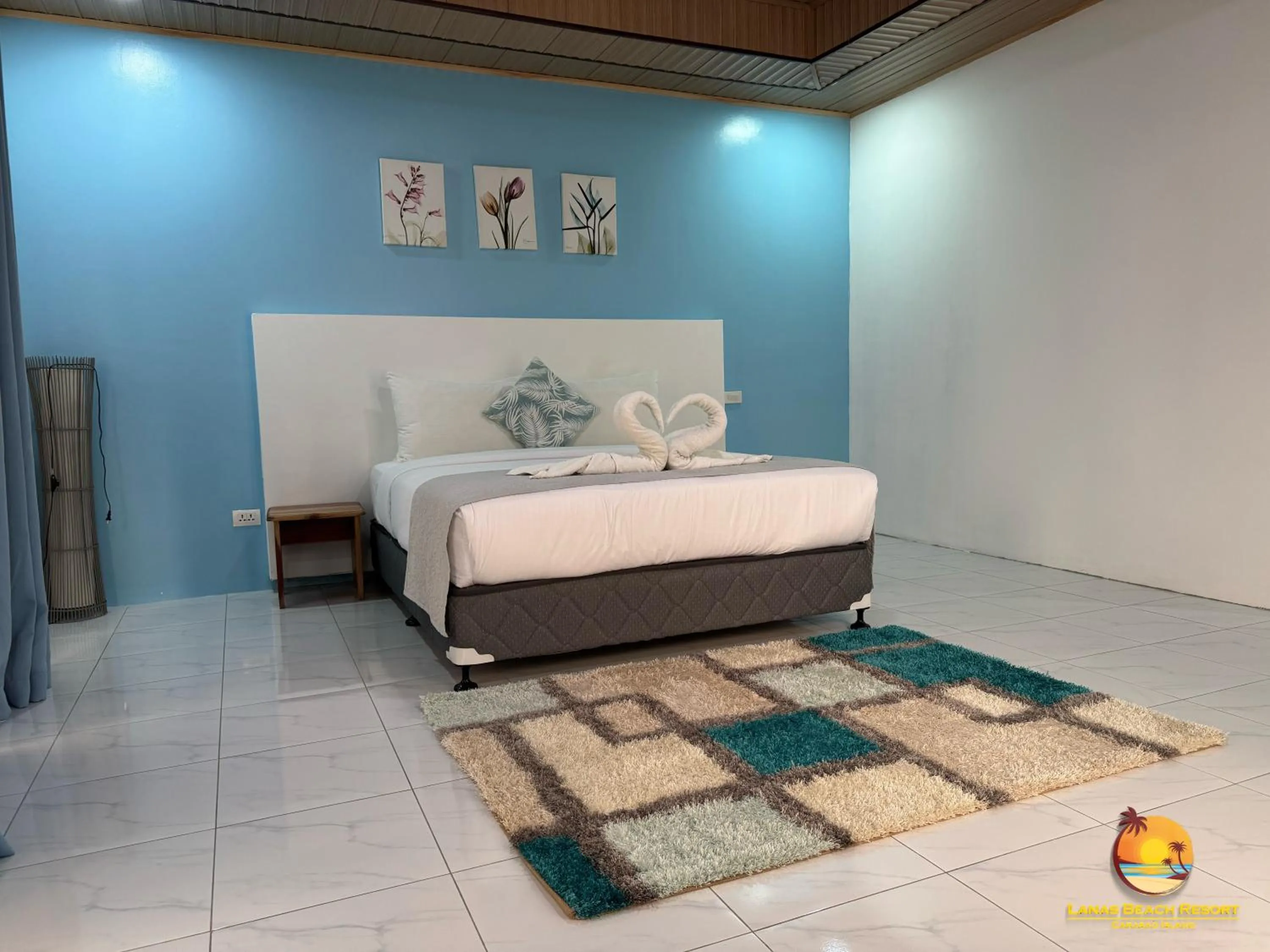 Bed in Lanas Beach Resort Carabao Island