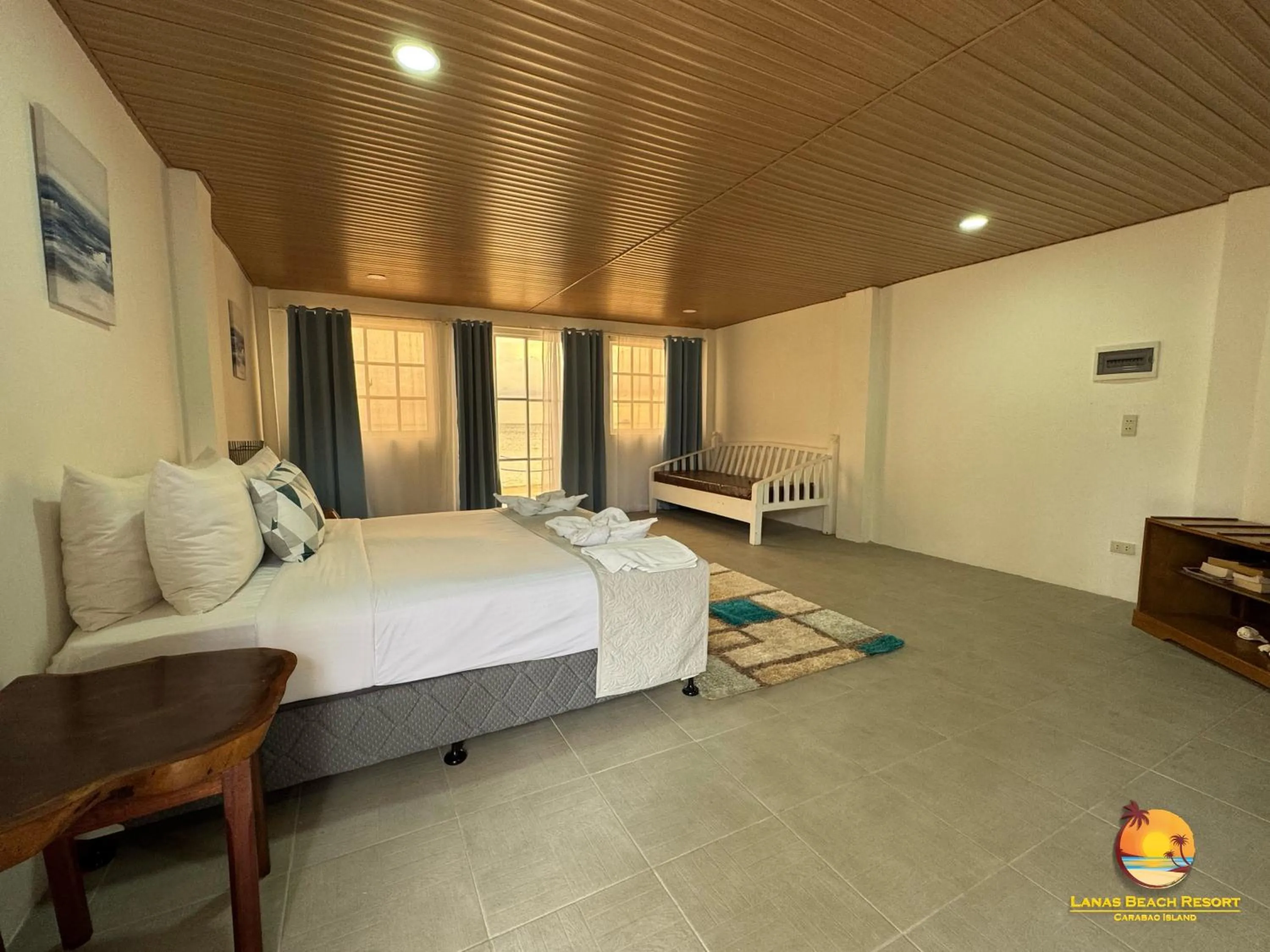 Bed in Lanas Beach Resort Carabao Island