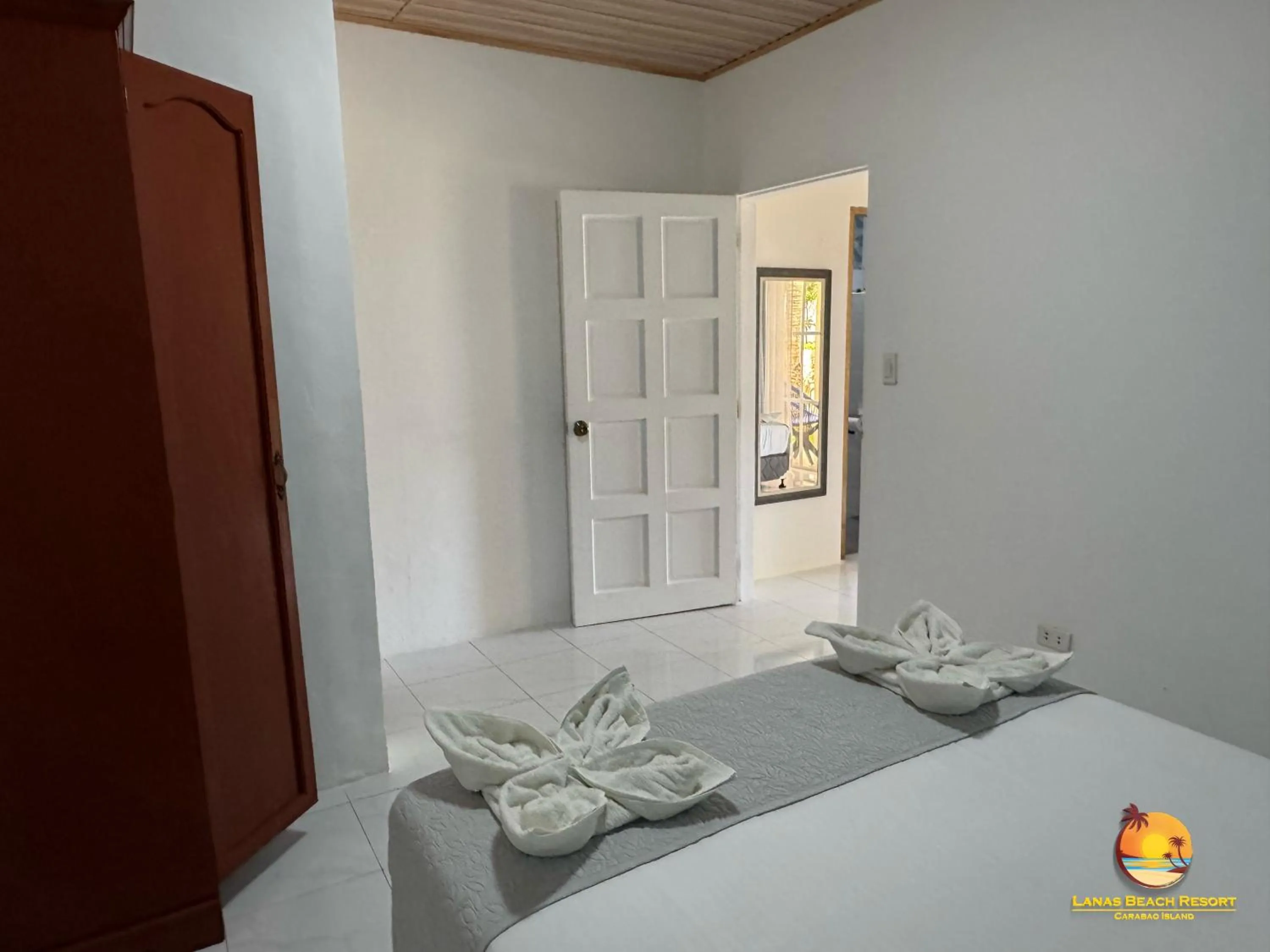 Bedroom, Bed in Lanas Beach Resort Carabao Island