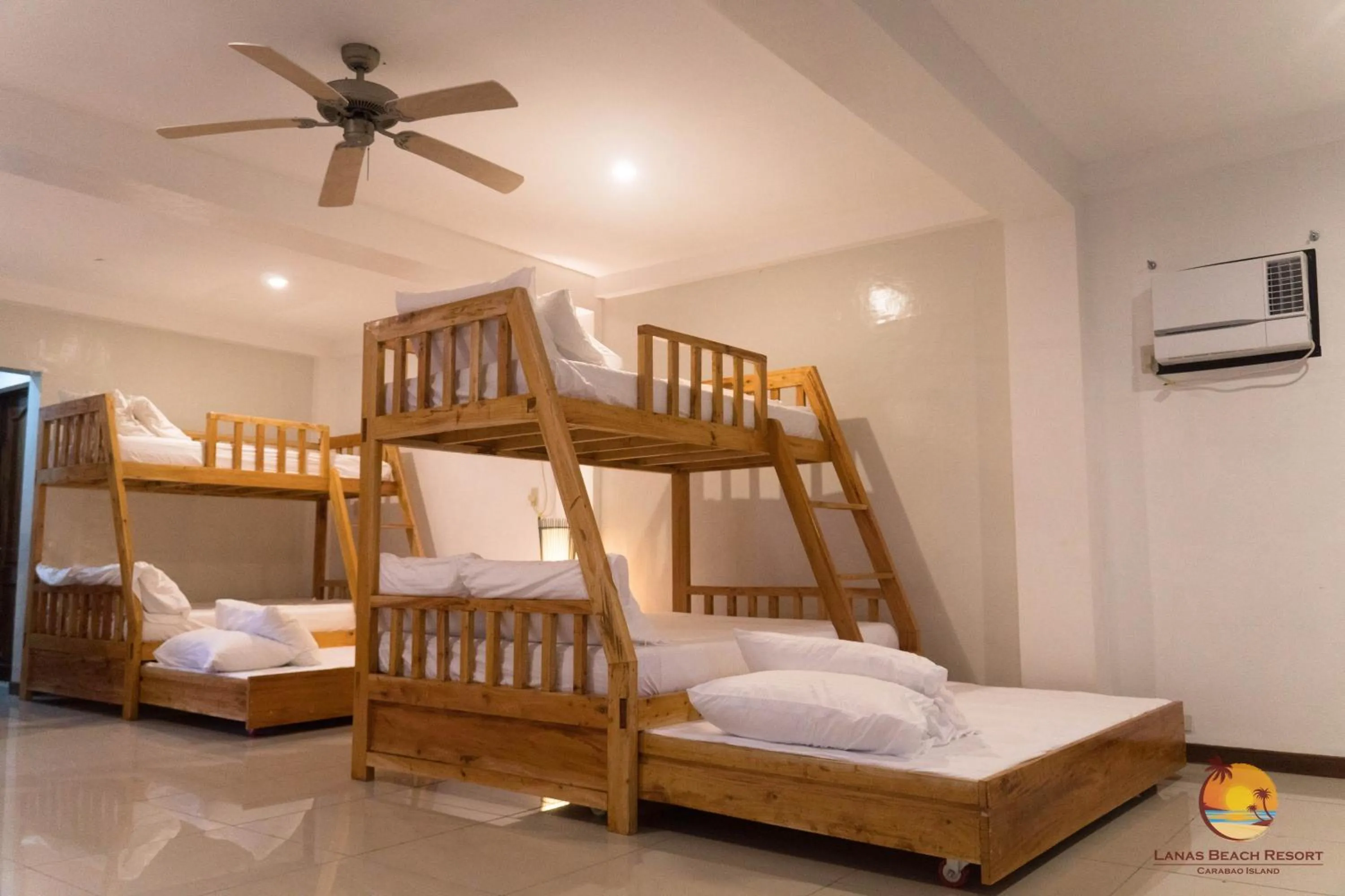 Bed in Lanas Beach Resort Carabao Island