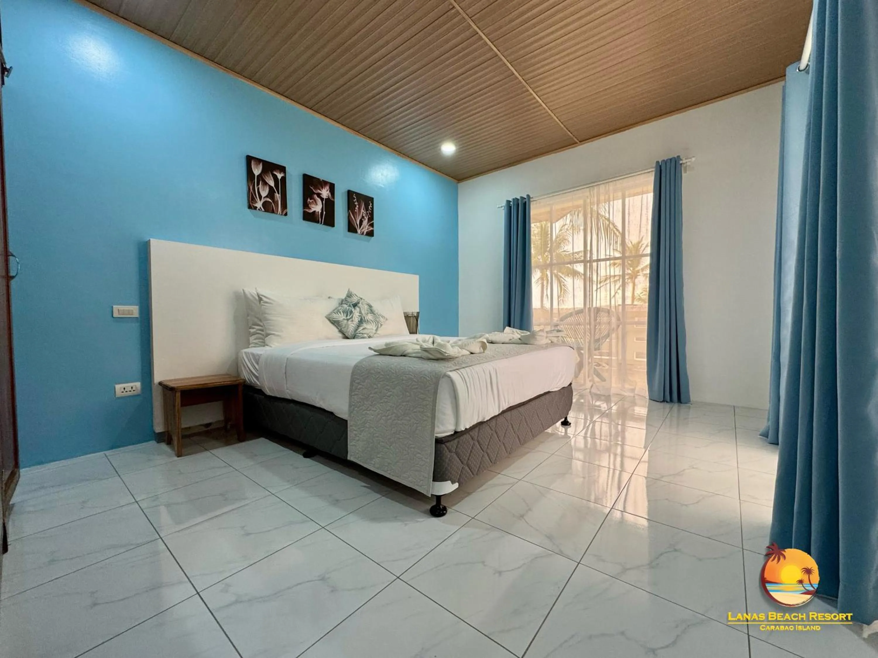 Bed in Lanas Beach Resort Carabao Island