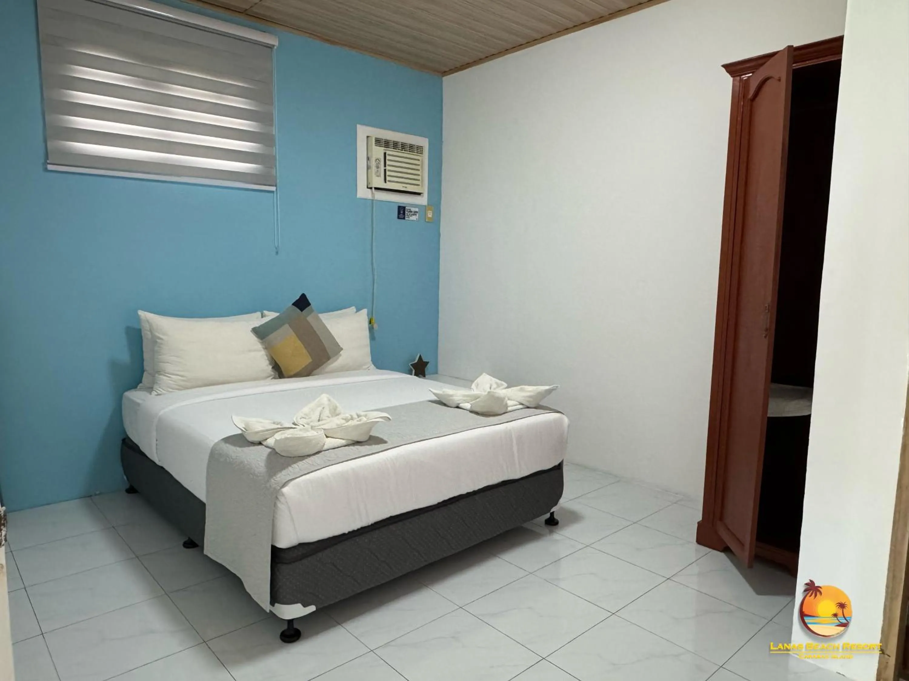 Bed in Lanas Beach Resort Carabao Island