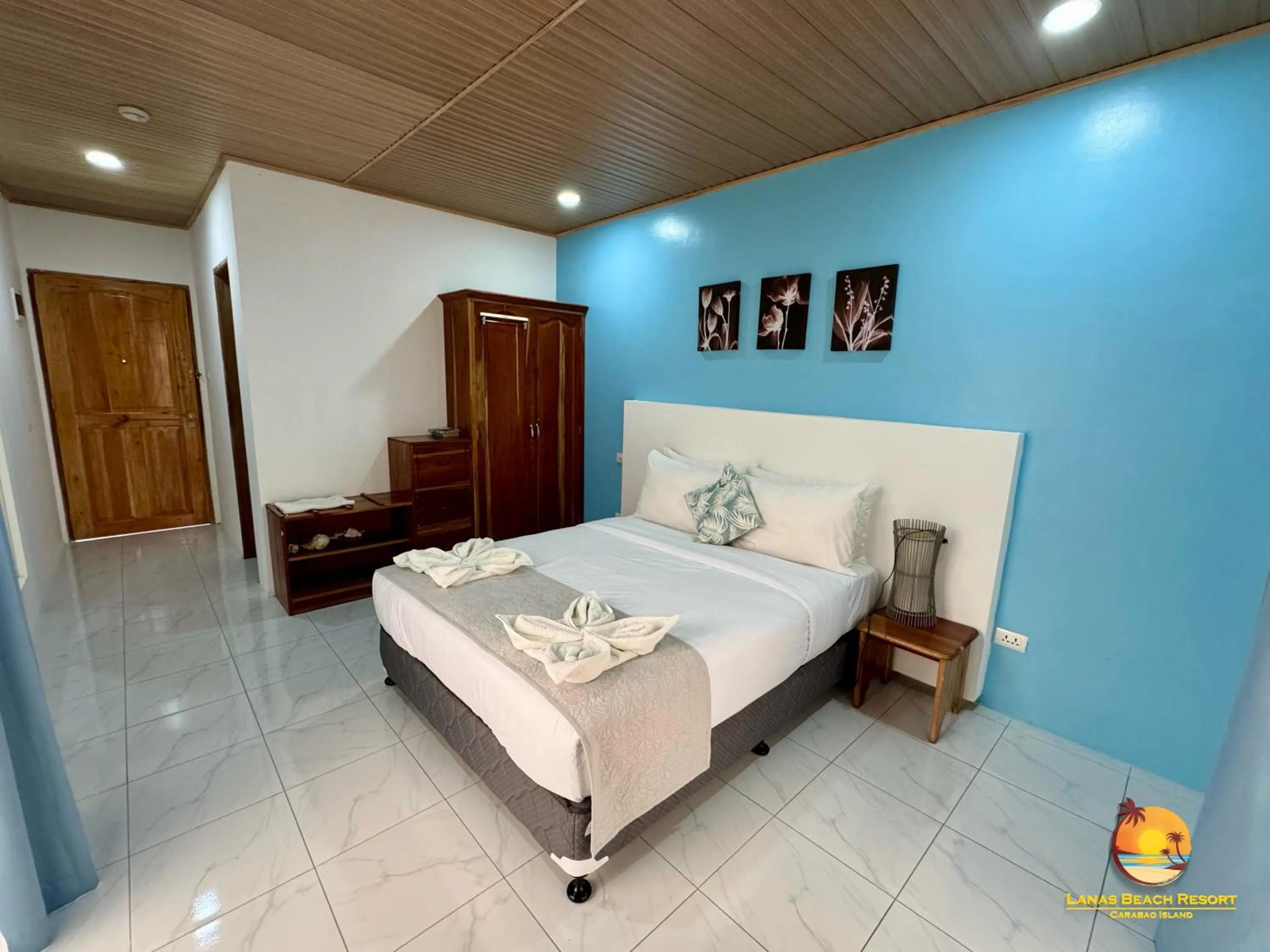 Bed in Lanas Beach Resort Carabao Island