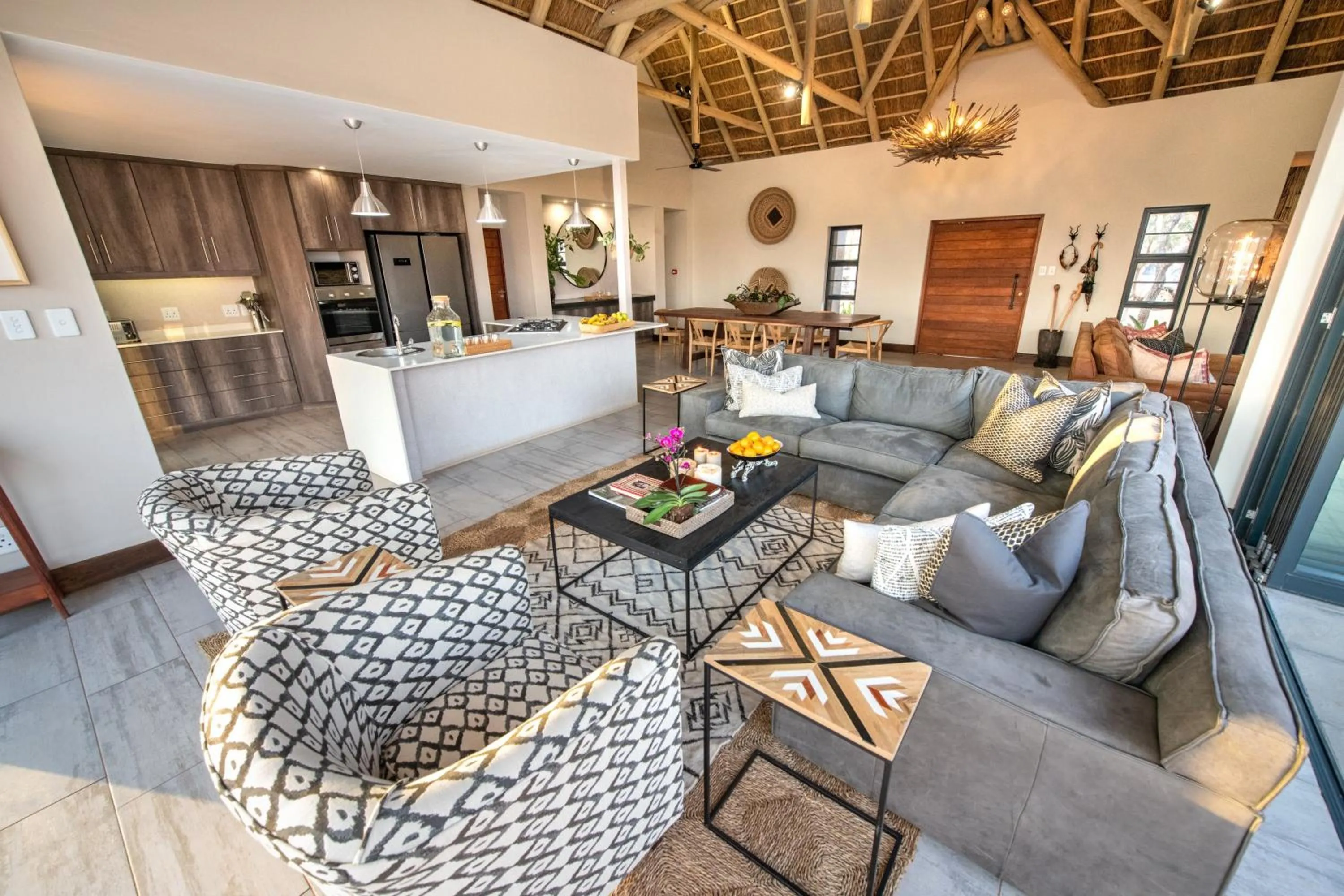 Communal lounge/ TV room in Moya Safari Villa