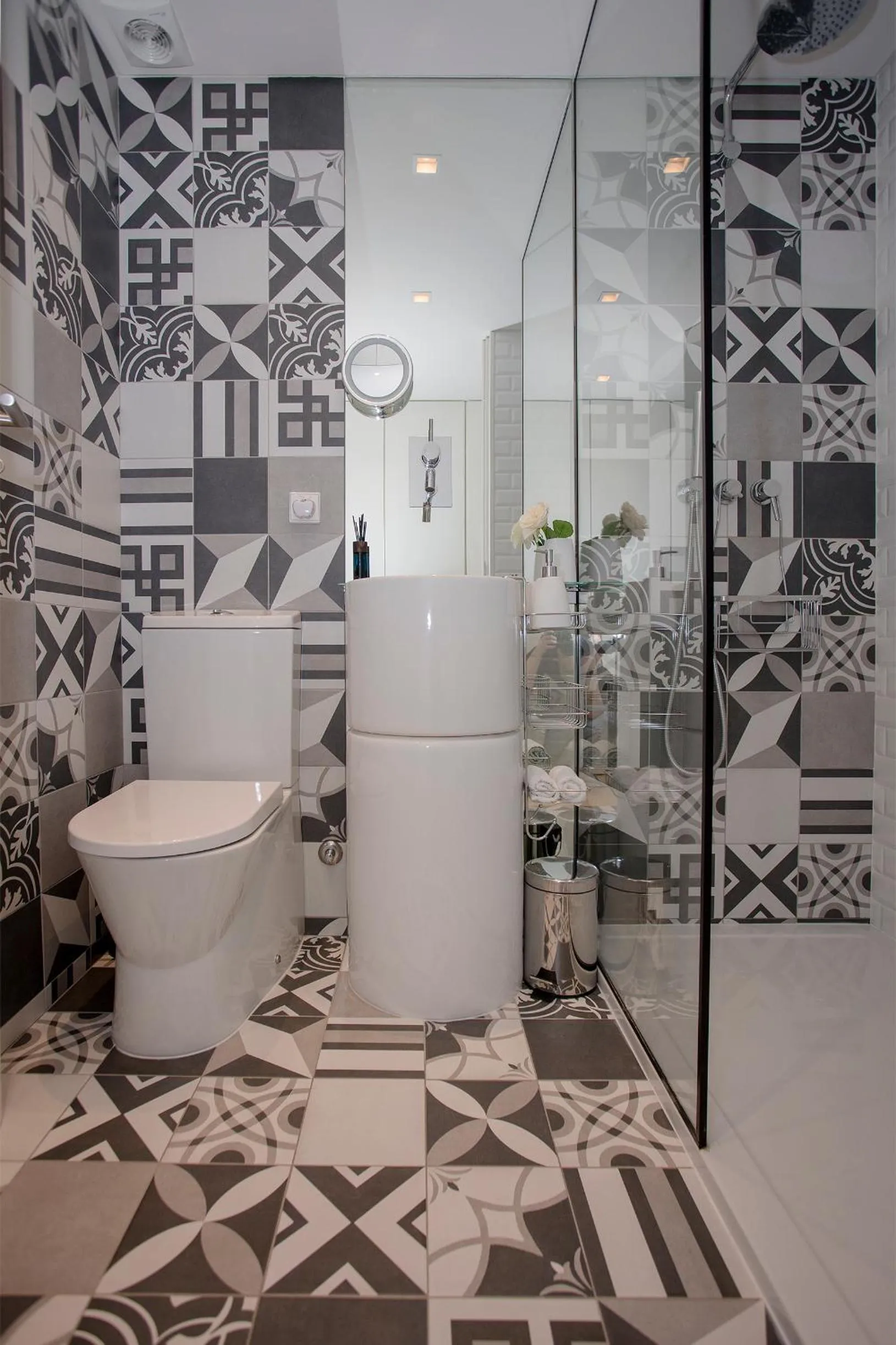 Shower in Liiiving in Porto - Cozy & Chic Downtown