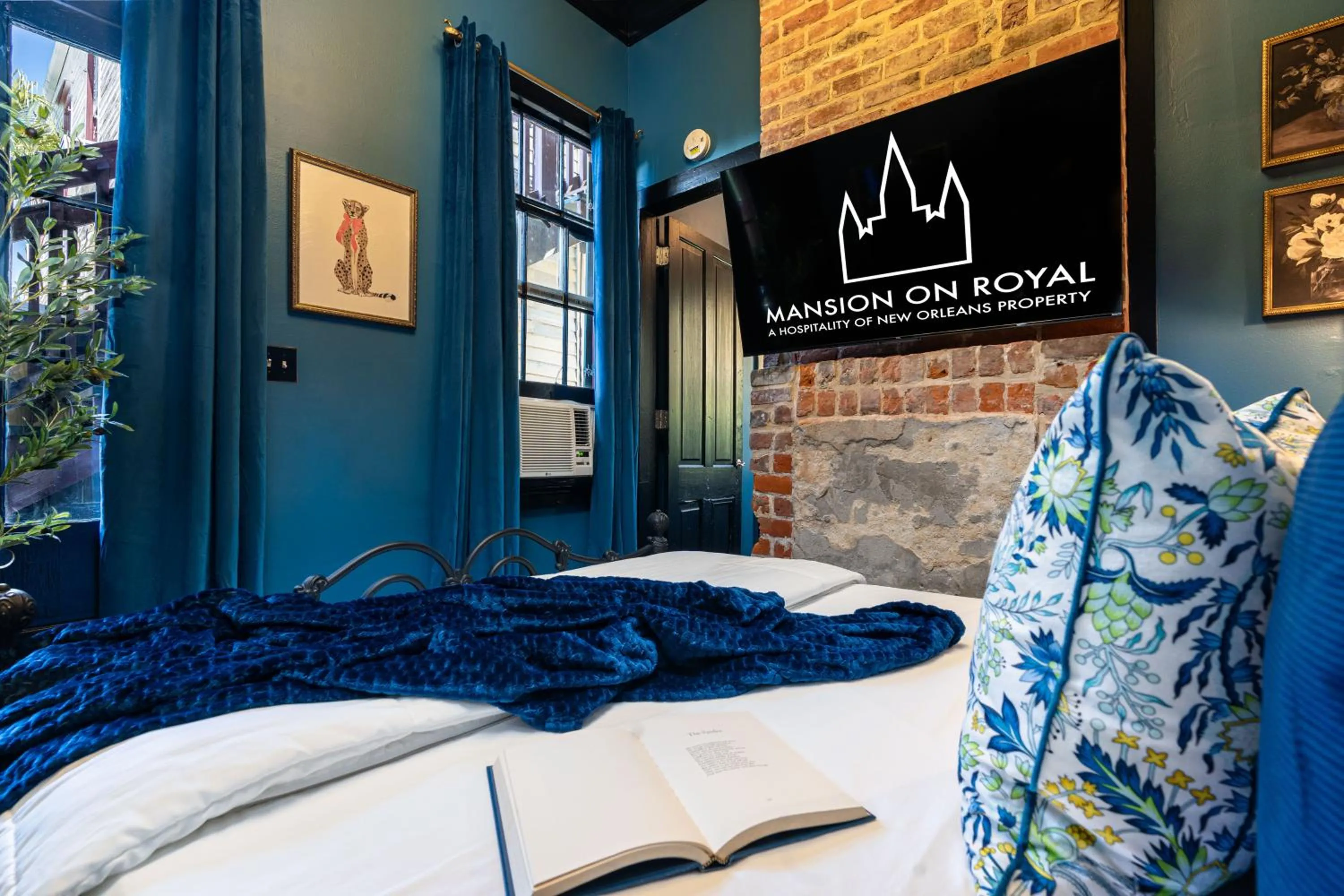 Bed in The Mansion on Royal