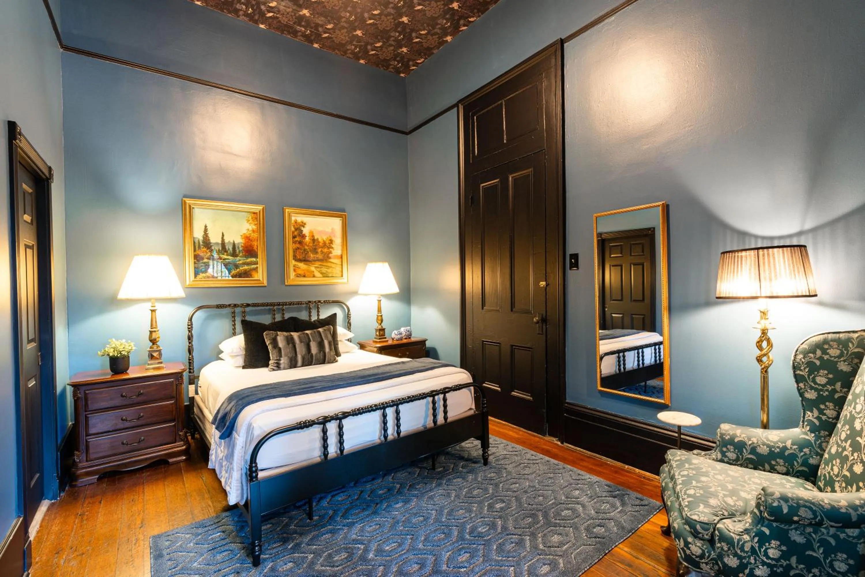 Bed in The Mansion on Royal