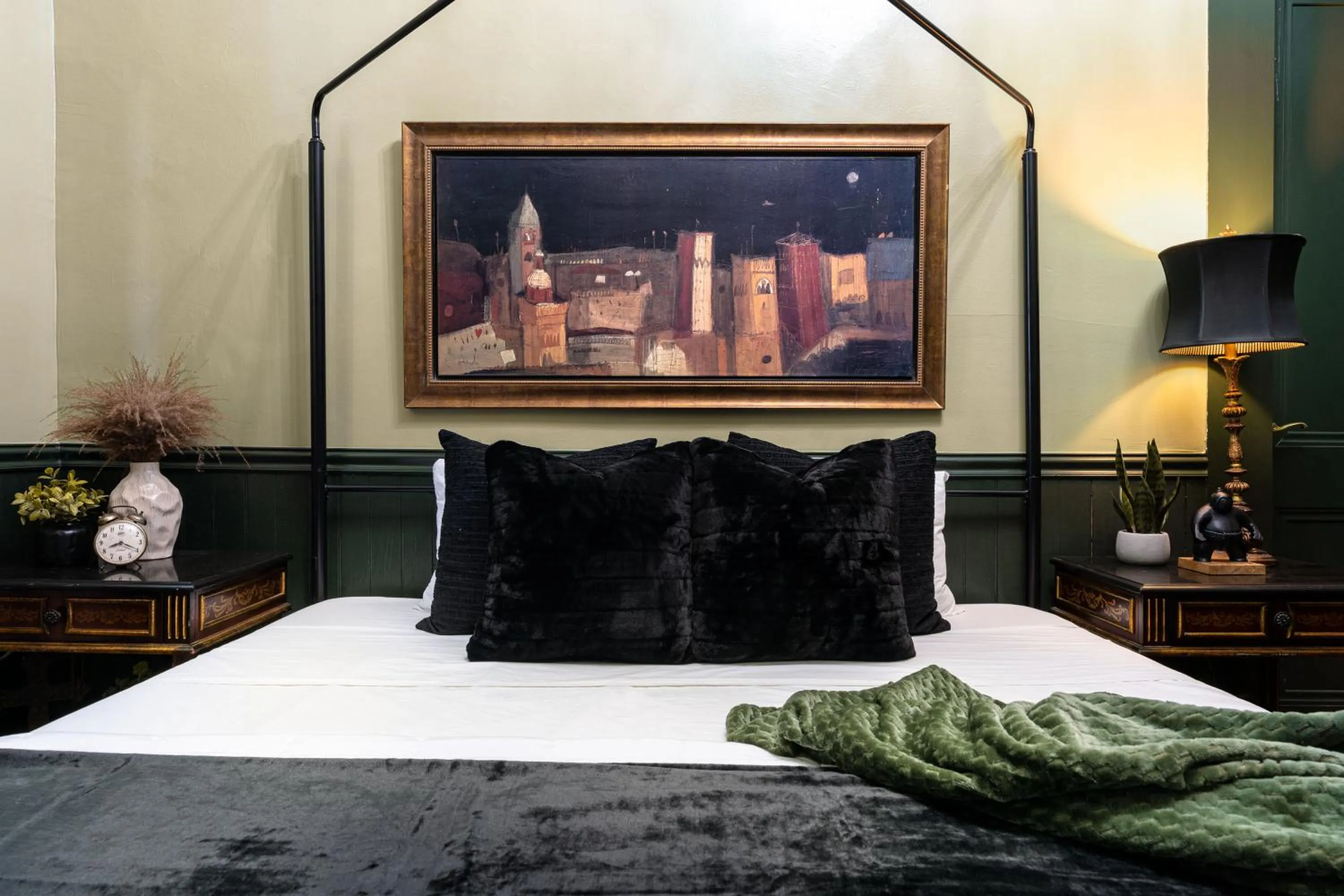 Bed in The Mansion on Royal