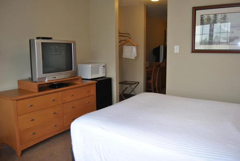 Bed in Auberge Bouctouche Inn & Suites