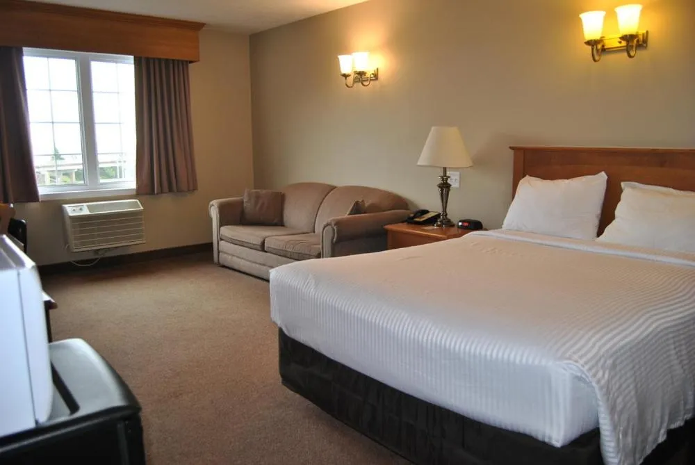 Bed in Auberge Bouctouche Inn & Suites