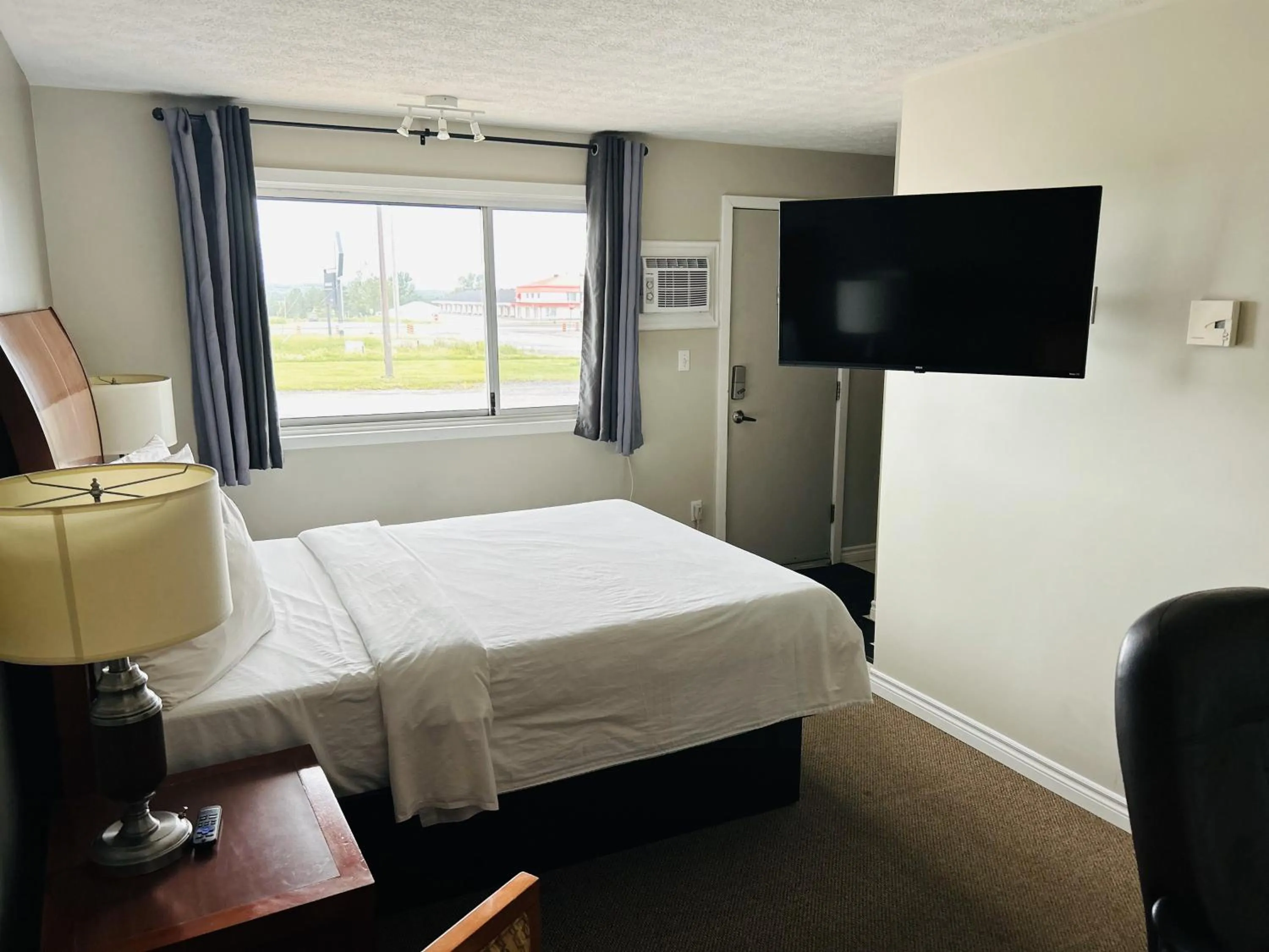 Bed in The Auberge Inn