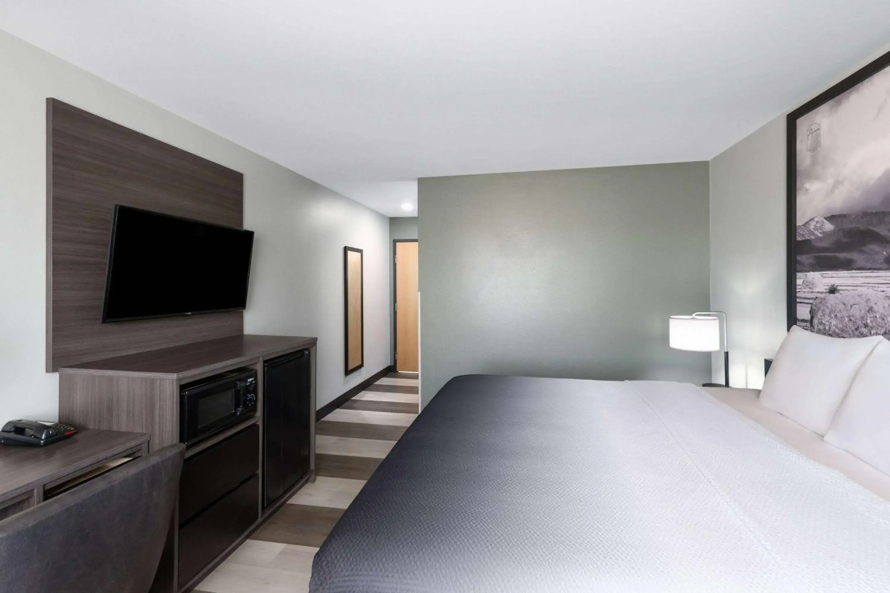 Business King Room - Non-Smoking in Super 8 by Wyndham Big Timber Business King Room - Non-Smoking in Super 8 by Wyndham Big Timber