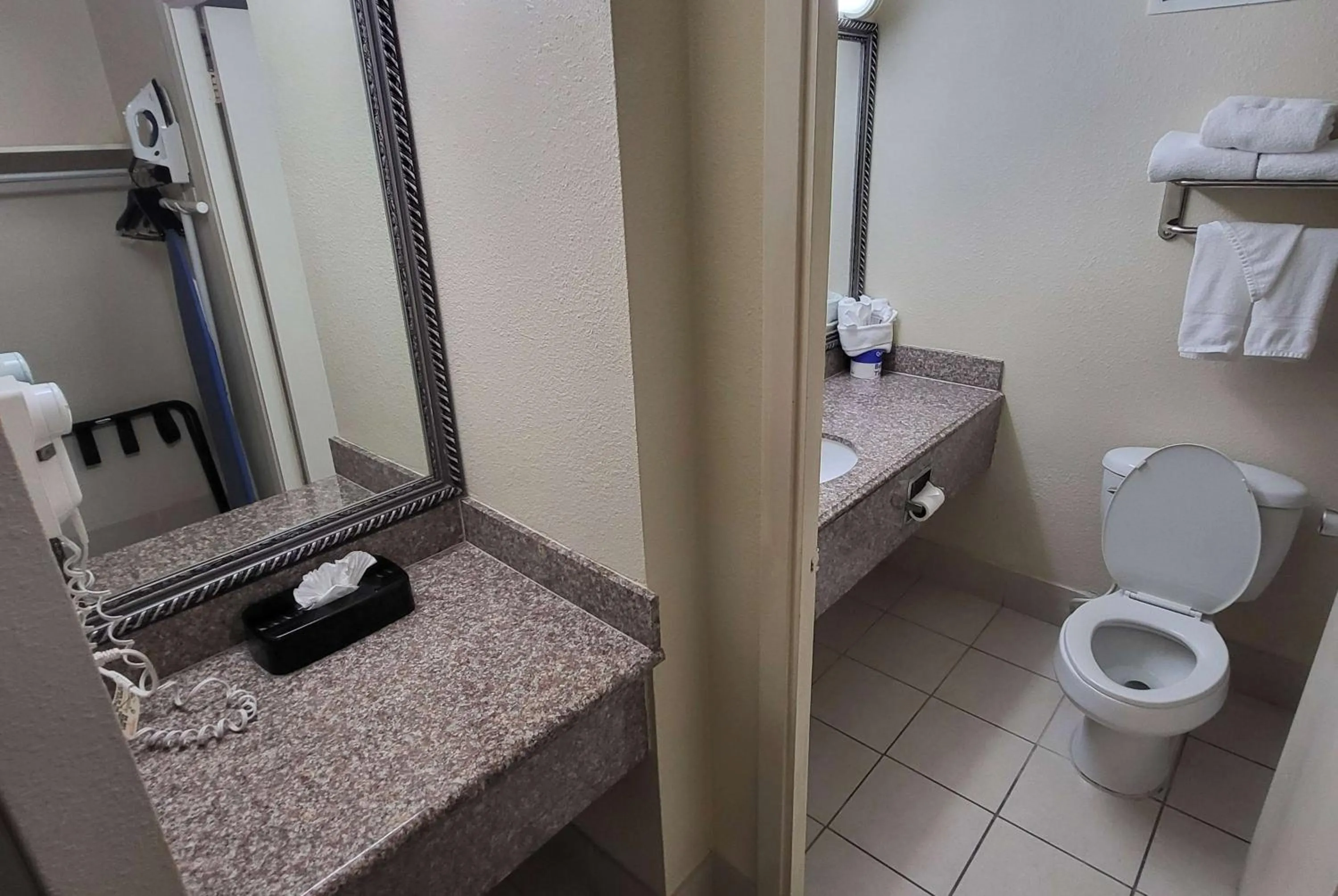 TV and multimedia in Ramada by Wyndham Houston Intercontinental Airport East