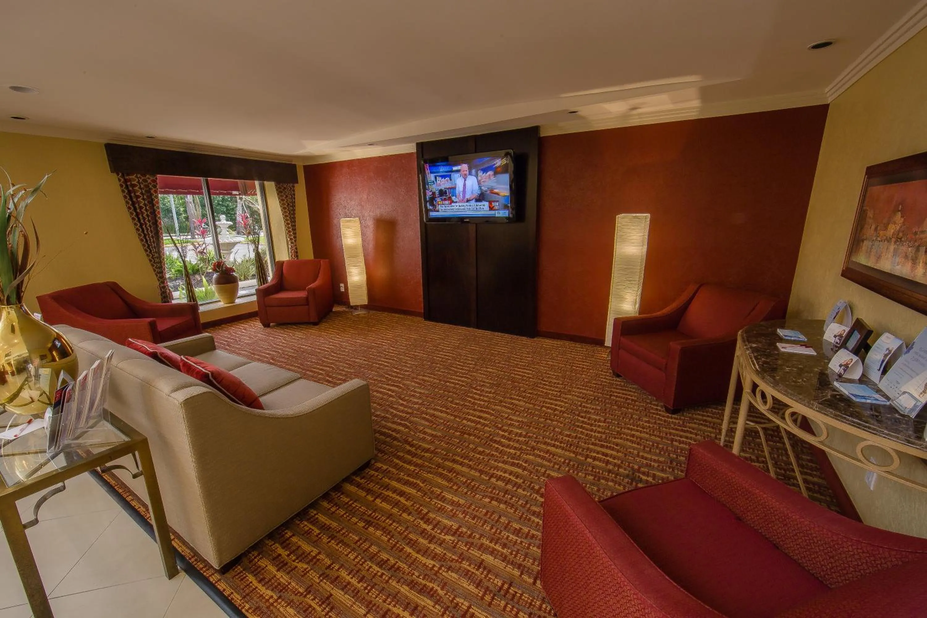 Communal lounge/ TV room in Ramada by Wyndham Houston Intercontinental Airport East
