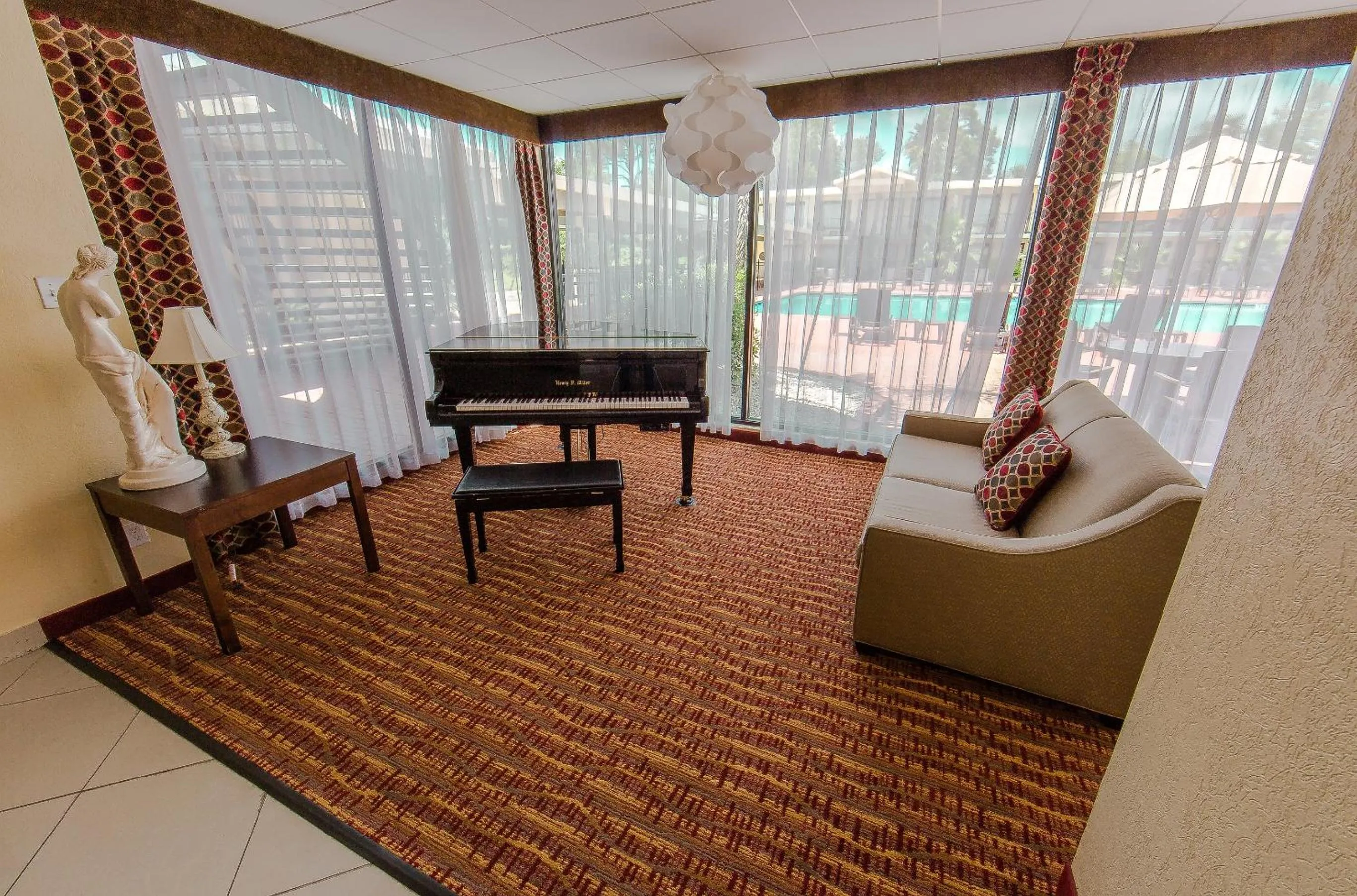Communal lounge/ TV room in Ramada by Wyndham Houston Intercontinental Airport East