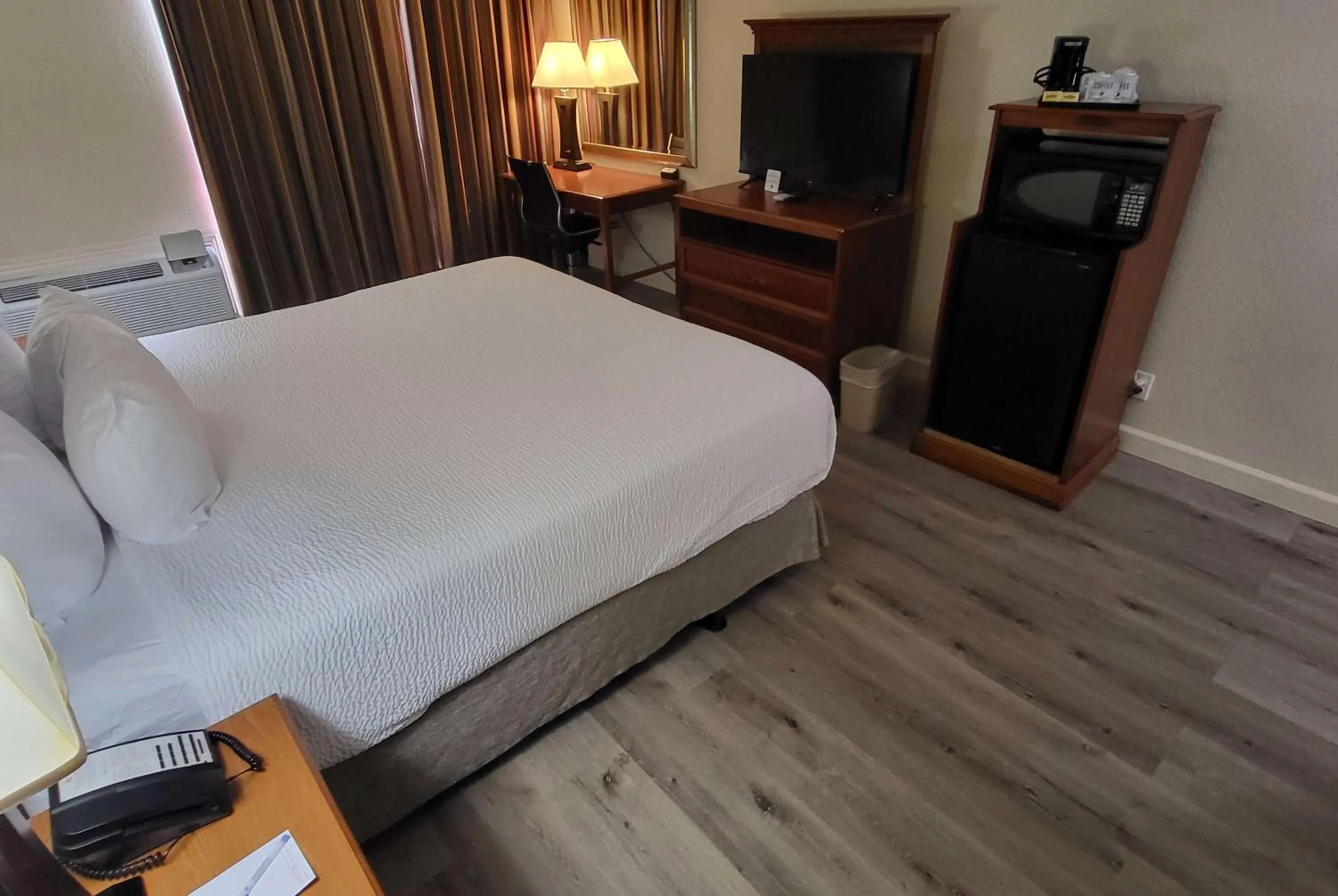 Photo of the whole room, Bed in Ramada by Wyndham Houston Intercontinental Airport East